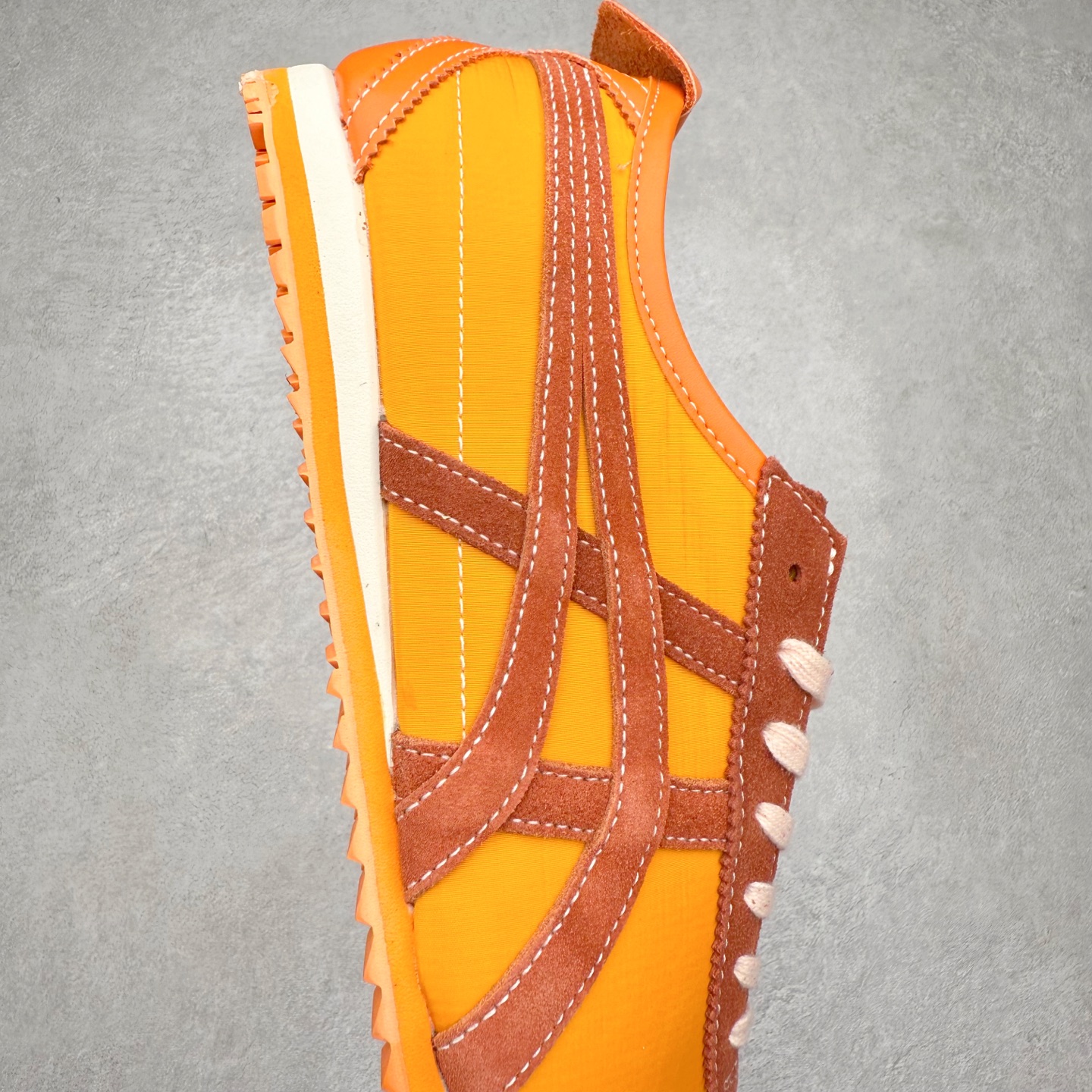 图片[6]-＃C版 Asics Onitsuka Tiger MEXICO 66 亚瑟士鬼冢虎复古经典板鞋 市场王者选手 海外订单工厂出品 长期生产补货永不断码 超成熟稳定的做工品控 原装全套纸板楦头开发 原汁原味 完美呈现版型 私模正确鞋底咬花纹路 一比一鞋头弧度高度鞋身弧度 绝不口嗨 细节品控鞋型随意秒杀市面 原档咬花纹路私模大底 一个单元有六个三角形 总体形拼接呈现花瓣状 官方四联吊牌 原装Ortholite轻量化鞋垫 原盒原配 质保卡 说明书 钢印防尘纸 纸板中底带钢印 乳胶组合鞋垫 支持全方位的对比专柜 产品从款式颜色造型上体现出追求舒适和细节的完美 鞋类更是推崇手工制作的严谨与完美 融舒适性与可穿性的设计风格 注重细节的完美和别致魅力 既保持稳重 又不失轻松的时尚感 尺码：36 37 37.5 38 39 39.5 40 40.5 41.5 42 42.5 43.5 44 45-选品中心
