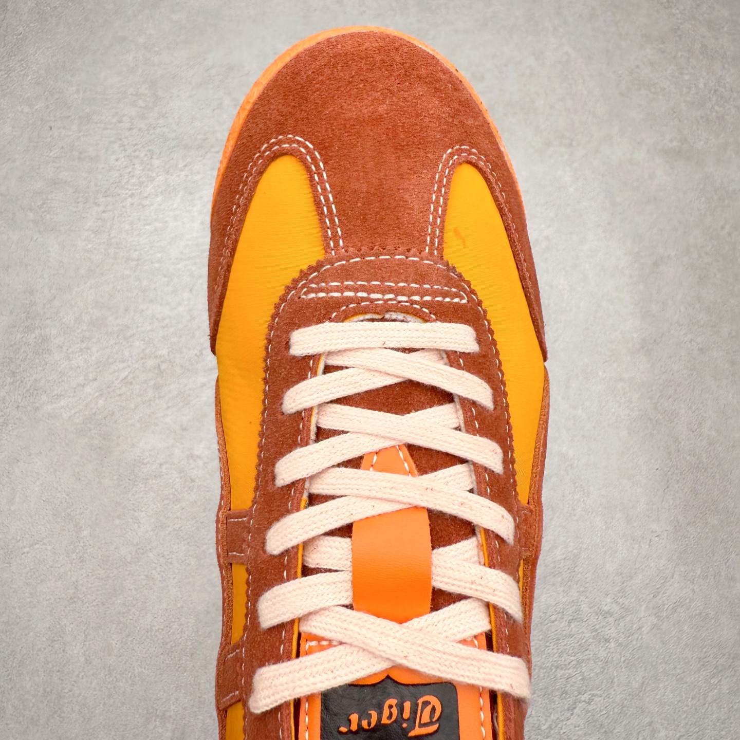 图片[4]-＃C版 Asics Onitsuka Tiger MEXICO 66 亚瑟士鬼冢虎复古经典板鞋 市场王者选手 海外订单工厂出品 长期生产补货永不断码 超成熟稳定的做工品控 原装全套纸板楦头开发 原汁原味 完美呈现版型 私模正确鞋底咬花纹路 一比一鞋头弧度高度鞋身弧度 绝不口嗨 细节品控鞋型随意秒杀市面 原档咬花纹路私模大底 一个单元有六个三角形 总体形拼接呈现花瓣状 官方四联吊牌 原装Ortholite轻量化鞋垫 原盒原配 质保卡 说明书 钢印防尘纸 纸板中底带钢印 乳胶组合鞋垫 支持全方位的对比专柜 产品从款式颜色造型上体现出追求舒适和细节的完美 鞋类更是推崇手工制作的严谨与完美 融舒适性与可穿性的设计风格 注重细节的完美和别致魅力 既保持稳重 又不失轻松的时尚感 尺码：36 37 37.5 38 39 39.5 40 40.5 41.5 42 42.5 43.5 44 45-选品中心