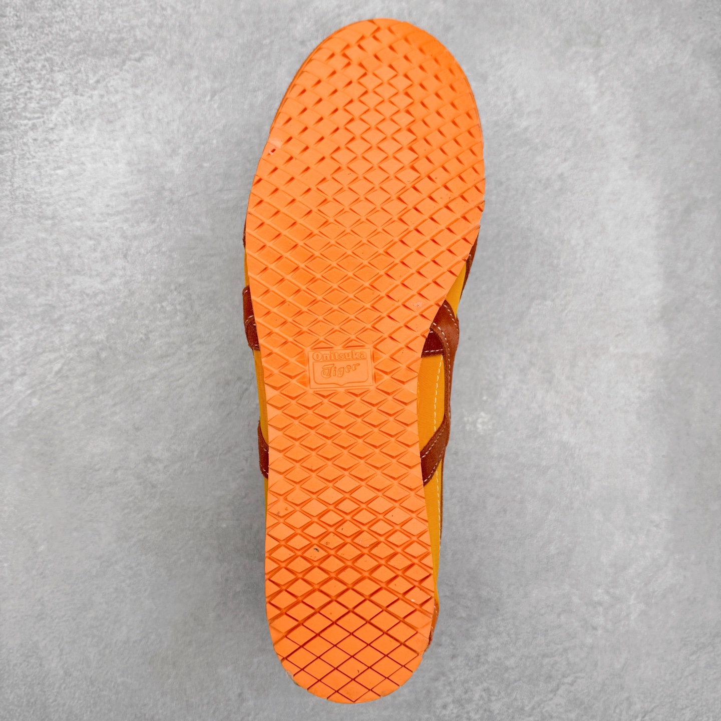 图片[9]-＃C版 Asics Onitsuka Tiger MEXICO 66 亚瑟士鬼冢虎复古经典板鞋 市场王者选手 海外订单工厂出品 长期生产补货永不断码 超成熟稳定的做工品控 原装全套纸板楦头开发 原汁原味 完美呈现版型 私模正确鞋底咬花纹路 一比一鞋头弧度高度鞋身弧度 绝不口嗨 细节品控鞋型随意秒杀市面 原档咬花纹路私模大底 一个单元有六个三角形 总体形拼接呈现花瓣状 官方四联吊牌 原装Ortholite轻量化鞋垫 原盒原配 质保卡 说明书 钢印防尘纸 纸板中底带钢印 乳胶组合鞋垫 支持全方位的对比专柜 产品从款式颜色造型上体现出追求舒适和细节的完美 鞋类更是推崇手工制作的严谨与完美 融舒适性与可穿性的设计风格 注重细节的完美和别致魅力 既保持稳重 又不失轻松的时尚感 尺码：36 37 37.5 38 39 39.5 40 40.5 41.5 42 42.5 43.5 44 45-选品中心