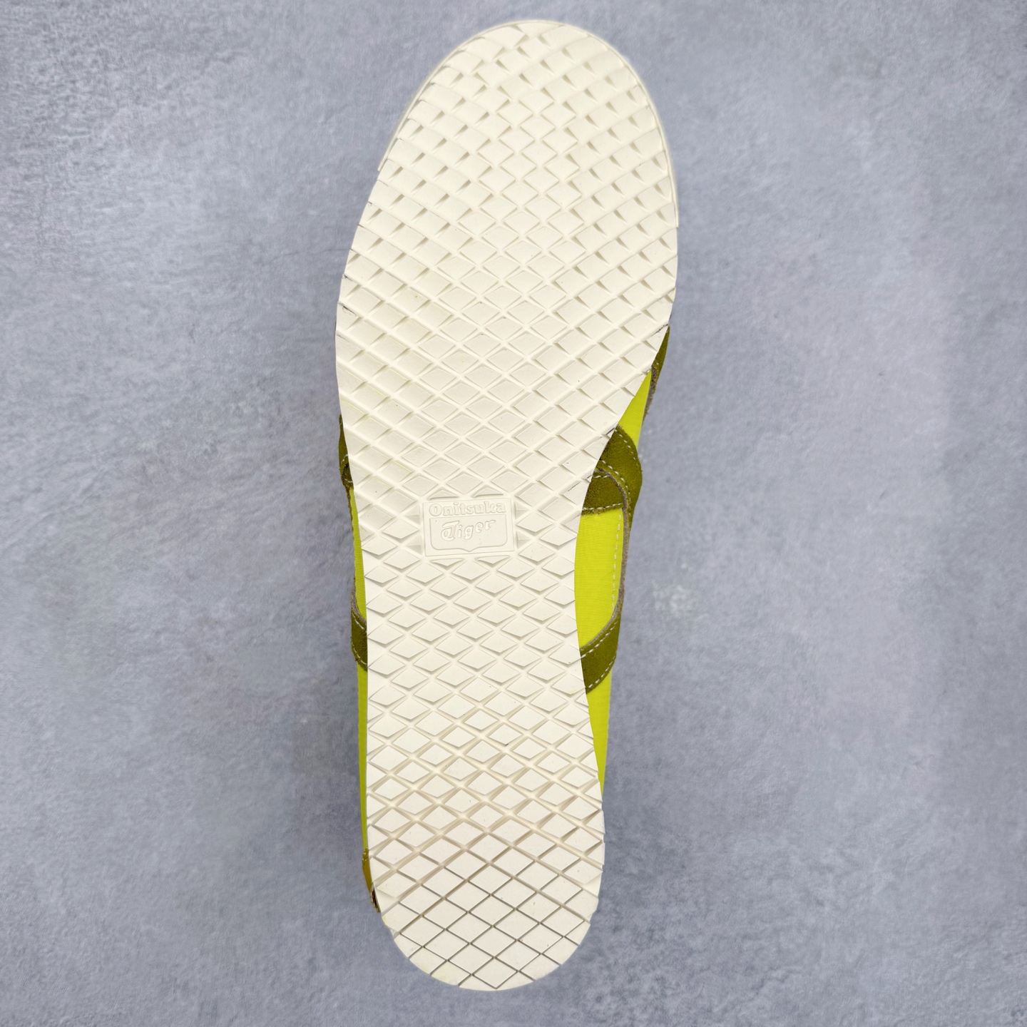 图片[9]-＃C版 Asics Onitsuka Tiger MEXICO 66 亚瑟士鬼冢虎复古经典板鞋 市场王者选手 海外订单工厂出品 长期生产补货永不断码 超成熟稳定的做工品控 原装全套纸板楦头开发 原汁原味 完美呈现版型 私模正确鞋底咬花纹路 一比一鞋头弧度高度鞋身弧度 绝不口嗨 细节品控鞋型随意秒杀市面 原档咬花纹路私模大底 一个单元有六个三角形 总体形拼接呈现花瓣状 官方四联吊牌 原装Ortholite轻量化鞋垫 原盒原配 质保卡 说明书 钢印防尘纸 纸板中底带钢印 乳胶组合鞋垫 支持全方位的对比专柜 产品从款式颜色造型上体现出追求舒适和细节的完美 鞋类更是推崇手工制作的严谨与完美 融舒适性与可穿性的设计风格 注重细节的完美和别致魅力 既保持稳重 又不失轻松的时尚感 尺码：36 37 37.5 38 39 39.5 40 40.5 41.5 42 42.5 43.5 44 45-选品中心