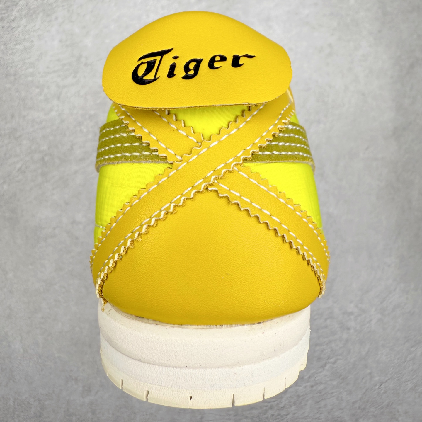 图片[8]-＃C版 Asics Onitsuka Tiger MEXICO 66 亚瑟士鬼冢虎复古经典板鞋 市场王者选手 海外订单工厂出品 长期生产补货永不断码 超成熟稳定的做工品控 原装全套纸板楦头开发 原汁原味 完美呈现版型 私模正确鞋底咬花纹路 一比一鞋头弧度高度鞋身弧度 绝不口嗨 细节品控鞋型随意秒杀市面 原档咬花纹路私模大底 一个单元有六个三角形 总体形拼接呈现花瓣状 官方四联吊牌 原装Ortholite轻量化鞋垫 原盒原配 质保卡 说明书 钢印防尘纸 纸板中底带钢印 乳胶组合鞋垫 支持全方位的对比专柜 产品从款式颜色造型上体现出追求舒适和细节的完美 鞋类更是推崇手工制作的严谨与完美 融舒适性与可穿性的设计风格 注重细节的完美和别致魅力 既保持稳重 又不失轻松的时尚感 尺码：36 37 37.5 38 39 39.5 40 40.5 41.5 42 42.5 43.5 44 45-选品中心