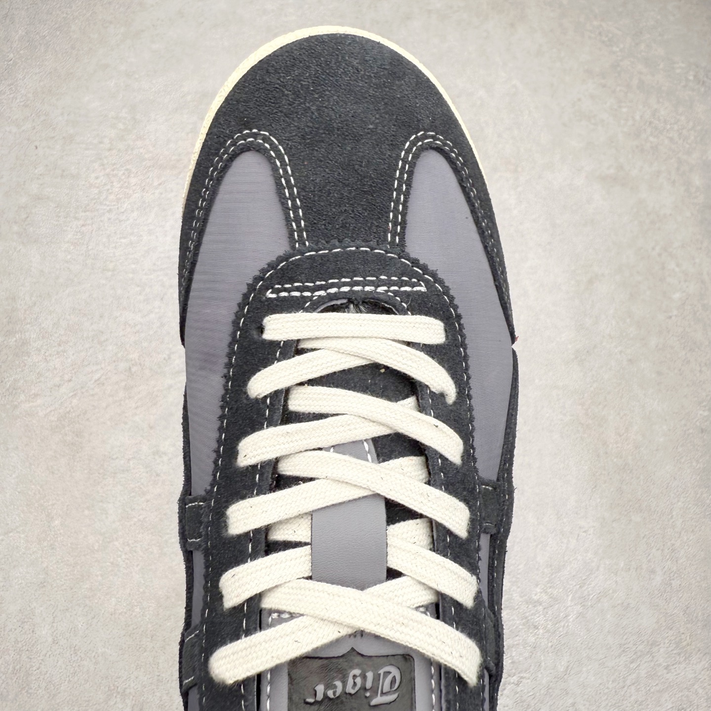 图片[4]-＃C版 Asics Onitsuka Tiger MEXICO 66 亚瑟士鬼冢虎复古经典板鞋 市场王者选手 海外订单工厂出品 长期生产补货永不断码 超成熟稳定的做工品控 原装全套纸板楦头开发 原汁原味 完美呈现版型 私模正确鞋底咬花纹路 一比一鞋头弧度高度鞋身弧度 绝不口嗨 细节品控鞋型随意秒杀市面 原档咬花纹路私模大底 一个单元有六个三角形 总体形拼接呈现花瓣状 官方四联吊牌 原装Ortholite轻量化鞋垫 原盒原配 质保卡 说明书 钢印防尘纸 纸板中底带钢印 乳胶组合鞋垫 支持全方位的对比专柜 产品从款式颜色造型上体现出追求舒适和细节的完美 鞋类更是推崇手工制作的严谨与完美 融舒适性与可穿性的设计风格 注重细节的完美和别致魅力 既保持稳重 又不失轻松的时尚感 尺码：36 37 37.5 38 39 39.5 40 40.5 41.5 42 42.5 43.5 44 45-选品中心