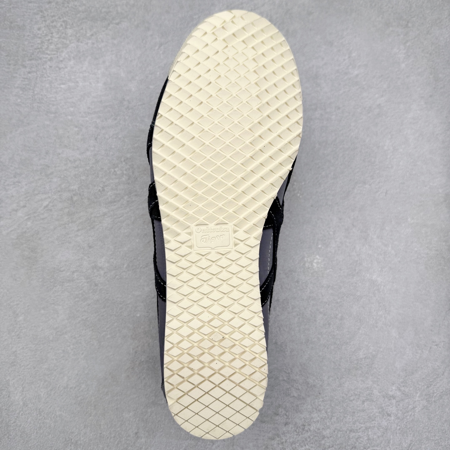 图片[9]-＃C版 Asics Onitsuka Tiger MEXICO 66 亚瑟士鬼冢虎复古经典板鞋 市场王者选手 海外订单工厂出品 长期生产补货永不断码 超成熟稳定的做工品控 原装全套纸板楦头开发 原汁原味 完美呈现版型 私模正确鞋底咬花纹路 一比一鞋头弧度高度鞋身弧度 绝不口嗨 细节品控鞋型随意秒杀市面 原档咬花纹路私模大底 一个单元有六个三角形 总体形拼接呈现花瓣状 官方四联吊牌 原装Ortholite轻量化鞋垫 原盒原配 质保卡 说明书 钢印防尘纸 纸板中底带钢印 乳胶组合鞋垫 支持全方位的对比专柜 产品从款式颜色造型上体现出追求舒适和细节的完美 鞋类更是推崇手工制作的严谨与完美 融舒适性与可穿性的设计风格 注重细节的完美和别致魅力 既保持稳重 又不失轻松的时尚感 尺码：36 37 37.5 38 39 39.5 40 40.5 41.5 42 42.5 43.5 44 45-选品中心