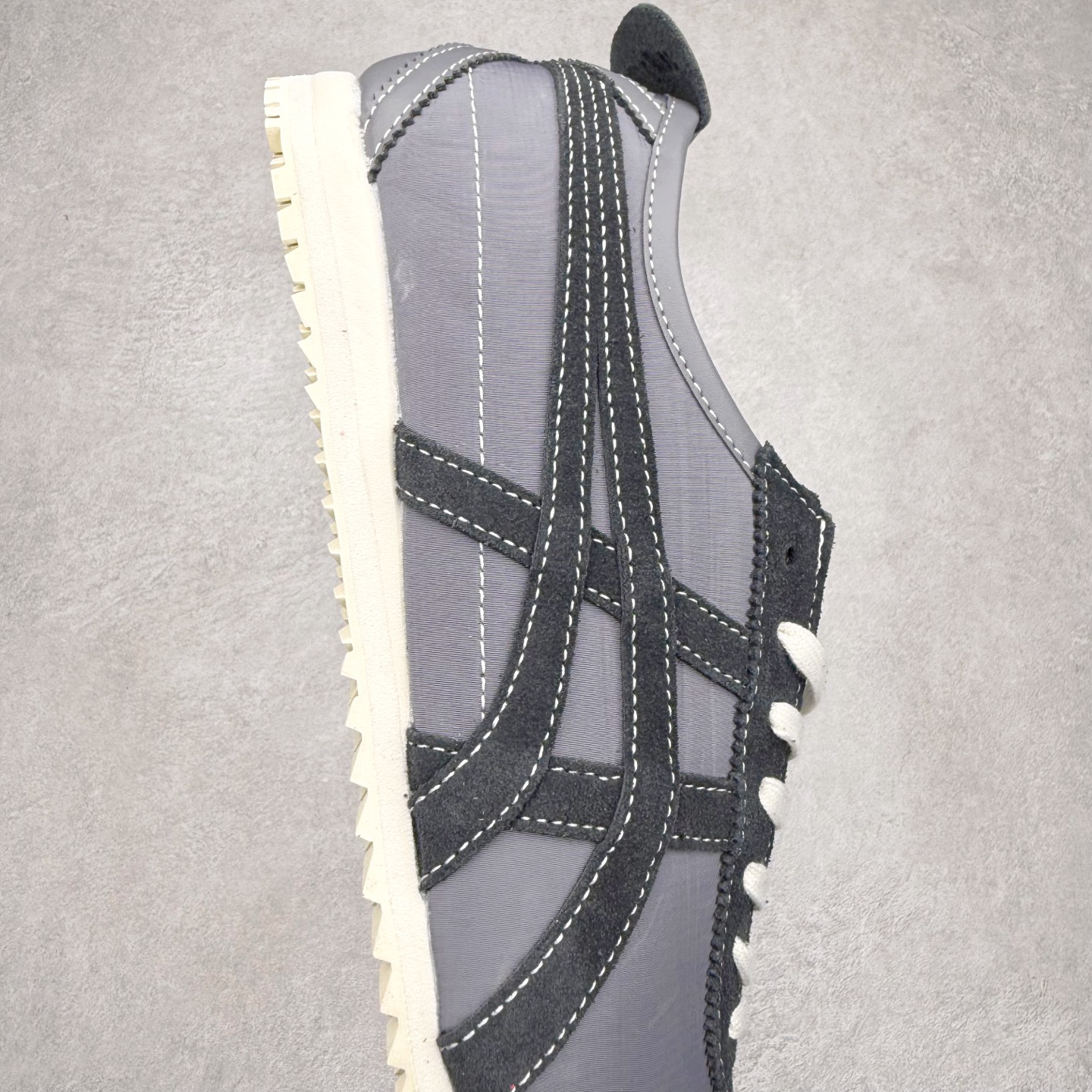 图片[6]-＃C版 Asics Onitsuka Tiger MEXICO 66 亚瑟士鬼冢虎复古经典板鞋 市场王者选手 海外订单工厂出品 长期生产补货永不断码 超成熟稳定的做工品控 原装全套纸板楦头开发 原汁原味 完美呈现版型 私模正确鞋底咬花纹路 一比一鞋头弧度高度鞋身弧度 绝不口嗨 细节品控鞋型随意秒杀市面 原档咬花纹路私模大底 一个单元有六个三角形 总体形拼接呈现花瓣状 官方四联吊牌 原装Ortholite轻量化鞋垫 原盒原配 质保卡 说明书 钢印防尘纸 纸板中底带钢印 乳胶组合鞋垫 支持全方位的对比专柜 产品从款式颜色造型上体现出追求舒适和细节的完美 鞋类更是推崇手工制作的严谨与完美 融舒适性与可穿性的设计风格 注重细节的完美和别致魅力 既保持稳重 又不失轻松的时尚感 尺码：36 37 37.5 38 39 39.5 40 40.5 41.5 42 42.5 43.5 44 45-选品中心