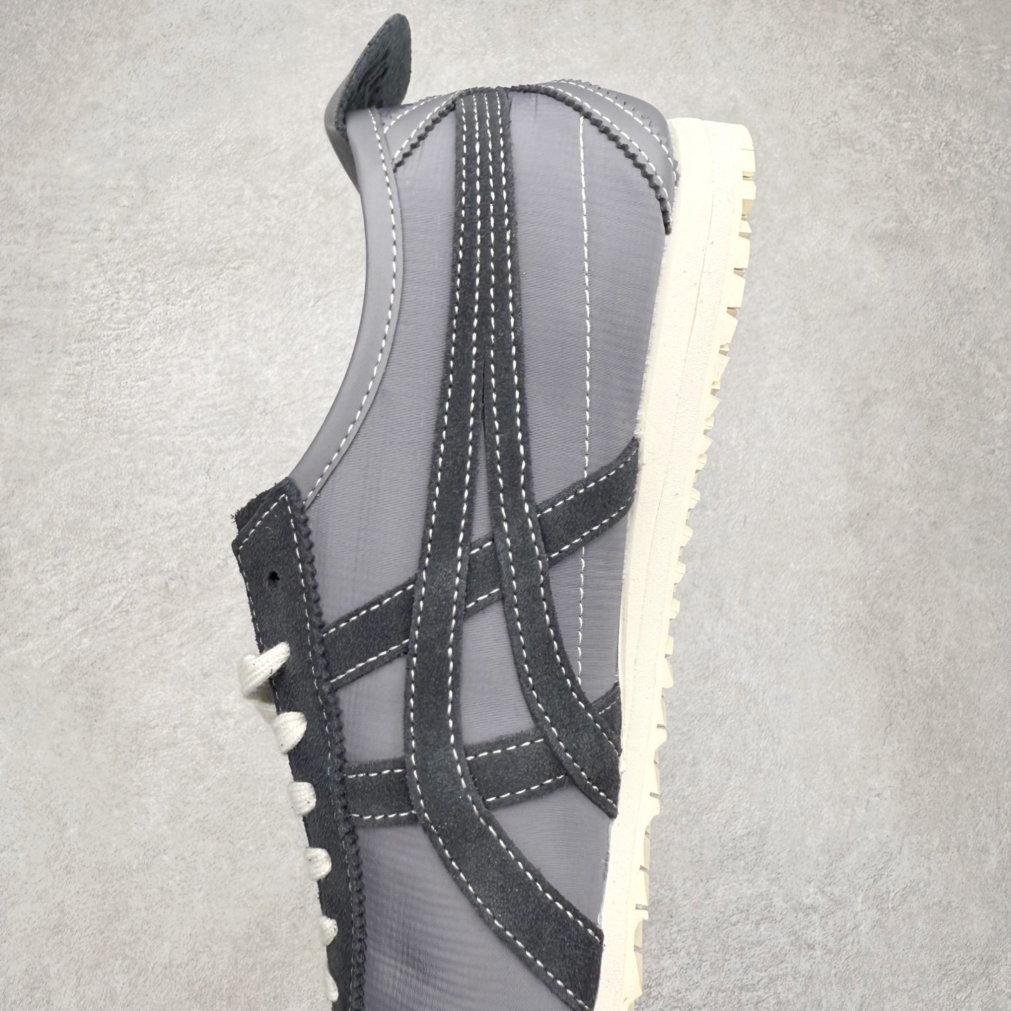 图片[7]-＃C版 Asics Onitsuka Tiger MEXICO 66 亚瑟士鬼冢虎复古经典板鞋 市场王者选手 海外订单工厂出品 长期生产补货永不断码 超成熟稳定的做工品控 原装全套纸板楦头开发 原汁原味 完美呈现版型 私模正确鞋底咬花纹路 一比一鞋头弧度高度鞋身弧度 绝不口嗨 细节品控鞋型随意秒杀市面 原档咬花纹路私模大底 一个单元有六个三角形 总体形拼接呈现花瓣状 官方四联吊牌 原装Ortholite轻量化鞋垫 原盒原配 质保卡 说明书 钢印防尘纸 纸板中底带钢印 乳胶组合鞋垫 支持全方位的对比专柜 产品从款式颜色造型上体现出追求舒适和细节的完美 鞋类更是推崇手工制作的严谨与完美 融舒适性与可穿性的设计风格 注重细节的完美和别致魅力 既保持稳重 又不失轻松的时尚感 尺码：36 37 37.5 38 39 39.5 40 40.5 41.5 42 42.5 43.5 44 45-选品中心