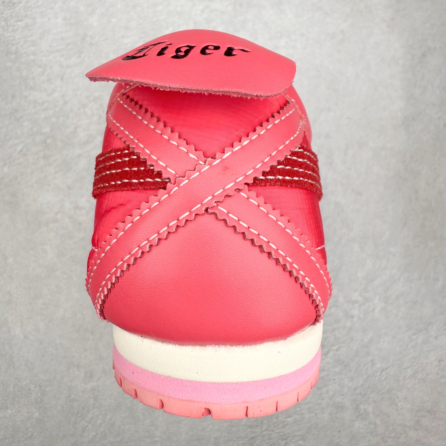 图片[8]-＃C版 Asics Onitsuka Tiger MEXICO 66 亚瑟士鬼冢虎复古经典板鞋 市场王者选手 海外订单工厂出品 长期生产补货永不断码 超成熟稳定的做工品控 原装全套纸板楦头开发 原汁原味 完美呈现版型 私模正确鞋底咬花纹路 一比一鞋头弧度高度鞋身弧度 绝不口嗨 细节品控鞋型随意秒杀市面 原档咬花纹路私模大底 一个单元有六个三角形 总体形拼接呈现花瓣状 官方四联吊牌 原装Ortholite轻量化鞋垫 原盒原配 质保卡 说明书 钢印防尘纸 纸板中底带钢印 乳胶组合鞋垫 支持全方位的对比专柜 产品从款式颜色造型上体现出追求舒适和细节的完美 鞋类更是推崇手工制作的严谨与完美 融舒适性与可穿性的设计风格 注重细节的完美和别致魅力 既保持稳重 又不失轻松的时尚感 尺码：36 37 37.5 38 39 39.5 40 40.5 41.5 42 42.5 43.5 44 45-选品中心