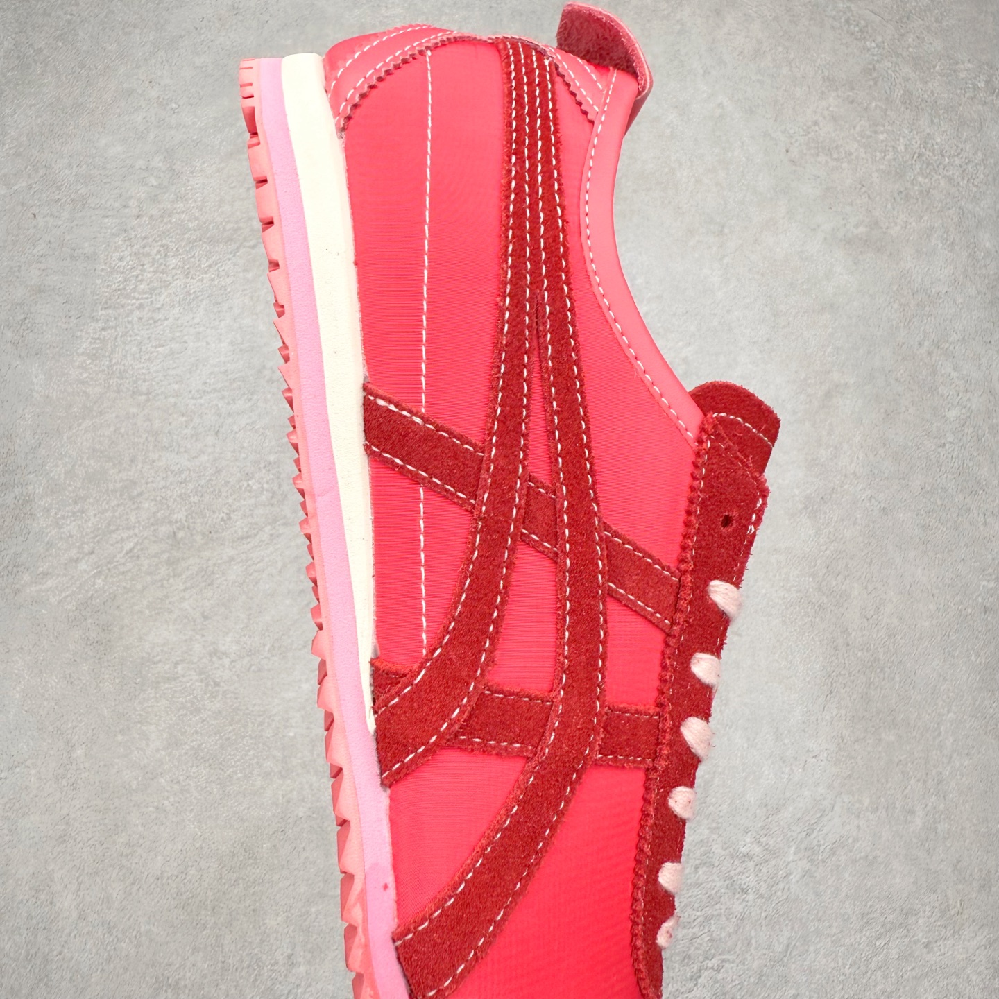 图片[6]-＃C版 Asics Onitsuka Tiger MEXICO 66 亚瑟士鬼冢虎复古经典板鞋 市场王者选手 海外订单工厂出品 长期生产补货永不断码 超成熟稳定的做工品控 原装全套纸板楦头开发 原汁原味 完美呈现版型 私模正确鞋底咬花纹路 一比一鞋头弧度高度鞋身弧度 绝不口嗨 细节品控鞋型随意秒杀市面 原档咬花纹路私模大底 一个单元有六个三角形 总体形拼接呈现花瓣状 官方四联吊牌 原装Ortholite轻量化鞋垫 原盒原配 质保卡 说明书 钢印防尘纸 纸板中底带钢印 乳胶组合鞋垫 支持全方位的对比专柜 产品从款式颜色造型上体现出追求舒适和细节的完美 鞋类更是推崇手工制作的严谨与完美 融舒适性与可穿性的设计风格 注重细节的完美和别致魅力 既保持稳重 又不失轻松的时尚感 尺码：36 37 37.5 38 39 39.5 40 40.5 41.5 42 42.5 43.5 44 45-选品中心