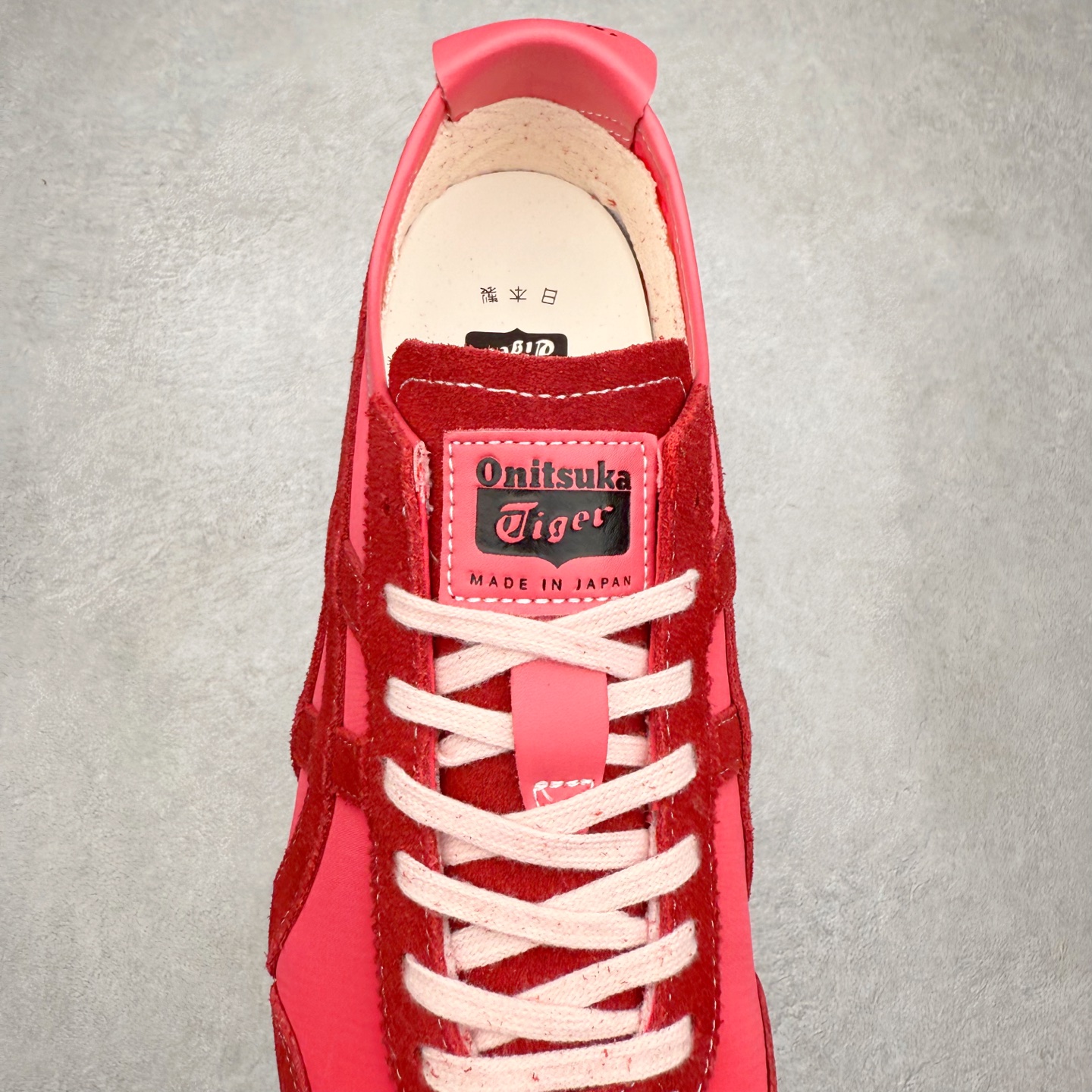 图片[5]-＃C版 Asics Onitsuka Tiger MEXICO 66 亚瑟士鬼冢虎复古经典板鞋 市场王者选手 海外订单工厂出品 长期生产补货永不断码 超成熟稳定的做工品控 原装全套纸板楦头开发 原汁原味 完美呈现版型 私模正确鞋底咬花纹路 一比一鞋头弧度高度鞋身弧度 绝不口嗨 细节品控鞋型随意秒杀市面 原档咬花纹路私模大底 一个单元有六个三角形 总体形拼接呈现花瓣状 官方四联吊牌 原装Ortholite轻量化鞋垫 原盒原配 质保卡 说明书 钢印防尘纸 纸板中底带钢印 乳胶组合鞋垫 支持全方位的对比专柜 产品从款式颜色造型上体现出追求舒适和细节的完美 鞋类更是推崇手工制作的严谨与完美 融舒适性与可穿性的设计风格 注重细节的完美和别致魅力 既保持稳重 又不失轻松的时尚感 尺码：36 37 37.5 38 39 39.5 40 40.5 41.5 42 42.5 43.5 44 45-选品中心