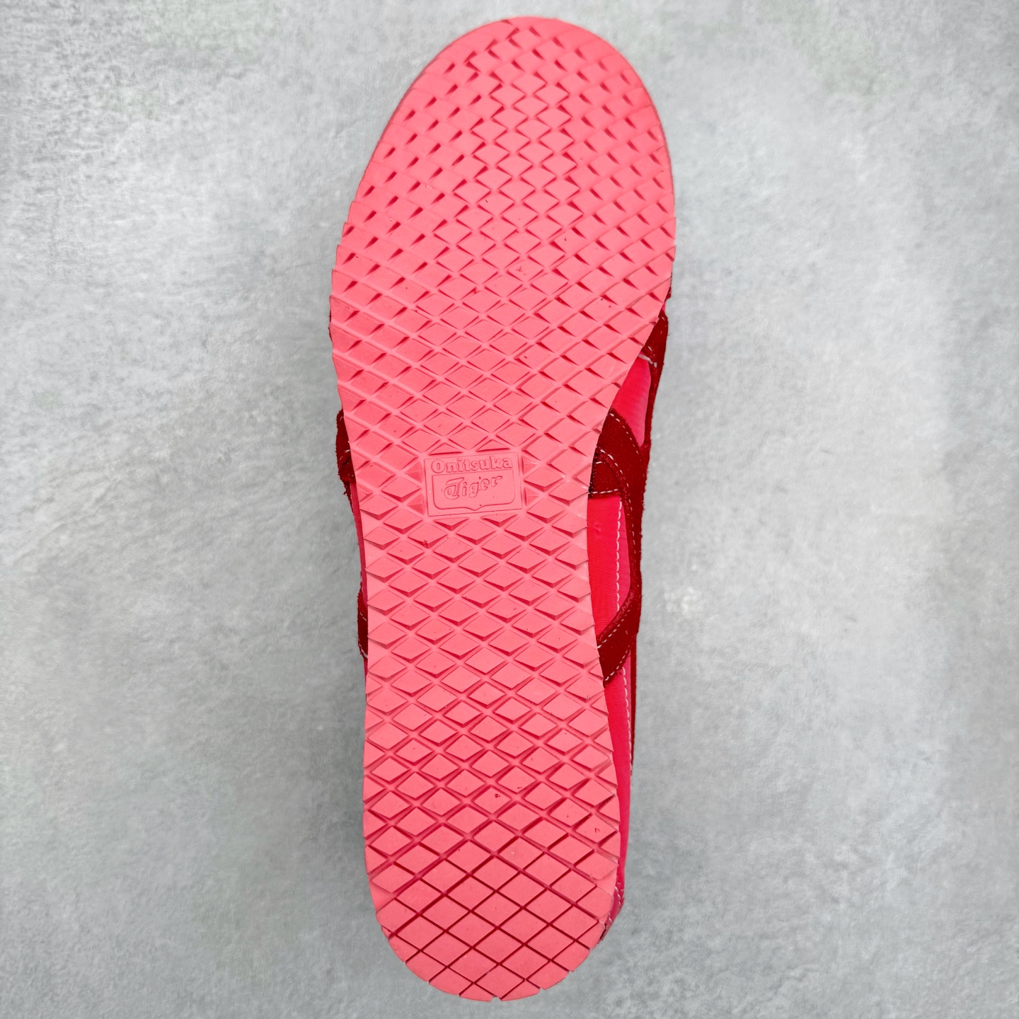 图片[9]-＃C版 Asics Onitsuka Tiger MEXICO 66 亚瑟士鬼冢虎复古经典板鞋 市场王者选手 海外订单工厂出品 长期生产补货永不断码 超成熟稳定的做工品控 原装全套纸板楦头开发 原汁原味 完美呈现版型 私模正确鞋底咬花纹路 一比一鞋头弧度高度鞋身弧度 绝不口嗨 细节品控鞋型随意秒杀市面 原档咬花纹路私模大底 一个单元有六个三角形 总体形拼接呈现花瓣状 官方四联吊牌 原装Ortholite轻量化鞋垫 原盒原配 质保卡 说明书 钢印防尘纸 纸板中底带钢印 乳胶组合鞋垫 支持全方位的对比专柜 产品从款式颜色造型上体现出追求舒适和细节的完美 鞋类更是推崇手工制作的严谨与完美 融舒适性与可穿性的设计风格 注重细节的完美和别致魅力 既保持稳重 又不失轻松的时尚感 尺码：36 37 37.5 38 39 39.5 40 40.5 41.5 42 42.5 43.5 44 45-选品中心