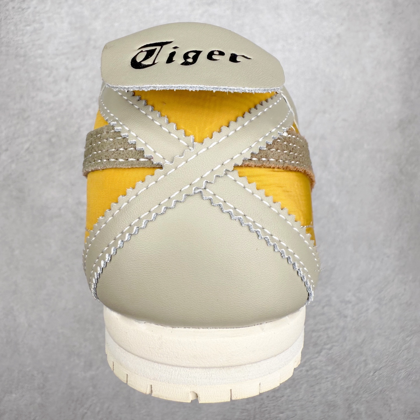 图片[8]-＃C版 Asics Onitsuka Tiger MEXICO 66 亚瑟士鬼冢虎复古经典板鞋 市场王者选手 海外订单工厂出品 长期生产补货永不断码 超成熟稳定的做工品控 原装全套纸板楦头开发 原汁原味 完美呈现版型 私模正确鞋底咬花纹路 一比一鞋头弧度高度鞋身弧度 绝不口嗨 细节品控鞋型随意秒杀市面 原档咬花纹路私模大底 一个单元有六个三角形 总体形拼接呈现花瓣状 官方四联吊牌 原装Ortholite轻量化鞋垫 原盒原配 质保卡 说明书 钢印防尘纸 纸板中底带钢印 乳胶组合鞋垫 支持全方位的对比专柜 产品从款式颜色造型上体现出追求舒适和细节的完美 鞋类更是推崇手工制作的严谨与完美 融舒适性与可穿性的设计风格 注重细节的完美和别致魅力 既保持稳重 又不失轻松的时尚感 尺码：36 37 37.5 38 39 39.5 40 40.5 41.5 42 42.5 43.5 44 45-选品中心