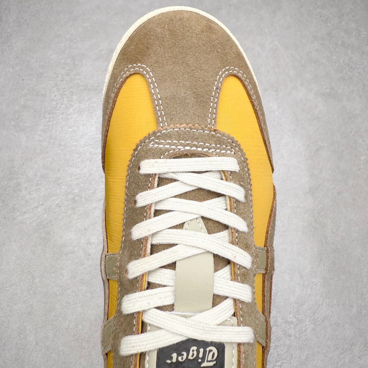 图片[4]-＃C版 Asics Onitsuka Tiger MEXICO 66 亚瑟士鬼冢虎复古经典板鞋 市场王者选手 海外订单工厂出品 长期生产补货永不断码 超成熟稳定的做工品控 原装全套纸板楦头开发 原汁原味 完美呈现版型 私模正确鞋底咬花纹路 一比一鞋头弧度高度鞋身弧度 绝不口嗨 细节品控鞋型随意秒杀市面 原档咬花纹路私模大底 一个单元有六个三角形 总体形拼接呈现花瓣状 官方四联吊牌 原装Ortholite轻量化鞋垫 原盒原配 质保卡 说明书 钢印防尘纸 纸板中底带钢印 乳胶组合鞋垫 支持全方位的对比专柜 产品从款式颜色造型上体现出追求舒适和细节的完美 鞋类更是推崇手工制作的严谨与完美 融舒适性与可穿性的设计风格 注重细节的完美和别致魅力 既保持稳重 又不失轻松的时尚感 尺码：36 37 37.5 38 39 39.5 40 40.5 41.5 42 42.5 43.5 44 45-选品中心