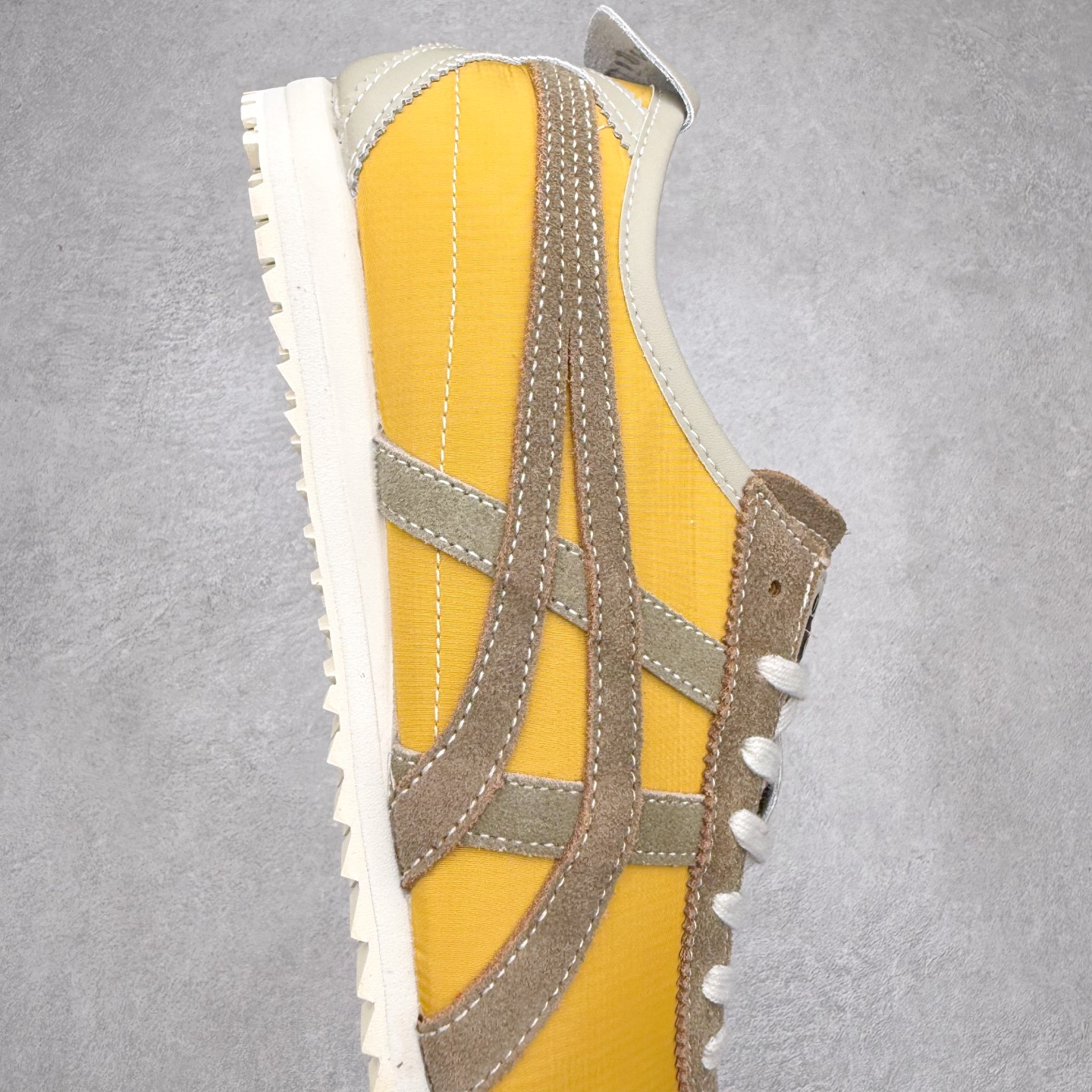 图片[6]-＃C版 Asics Onitsuka Tiger MEXICO 66 亚瑟士鬼冢虎复古经典板鞋 市场王者选手 海外订单工厂出品 长期生产补货永不断码 超成熟稳定的做工品控 原装全套纸板楦头开发 原汁原味 完美呈现版型 私模正确鞋底咬花纹路 一比一鞋头弧度高度鞋身弧度 绝不口嗨 细节品控鞋型随意秒杀市面 原档咬花纹路私模大底 一个单元有六个三角形 总体形拼接呈现花瓣状 官方四联吊牌 原装Ortholite轻量化鞋垫 原盒原配 质保卡 说明书 钢印防尘纸 纸板中底带钢印 乳胶组合鞋垫 支持全方位的对比专柜 产品从款式颜色造型上体现出追求舒适和细节的完美 鞋类更是推崇手工制作的严谨与完美 融舒适性与可穿性的设计风格 注重细节的完美和别致魅力 既保持稳重 又不失轻松的时尚感 尺码：36 37 37.5 38 39 39.5 40 40.5 41.5 42 42.5 43.5 44 45-选品中心