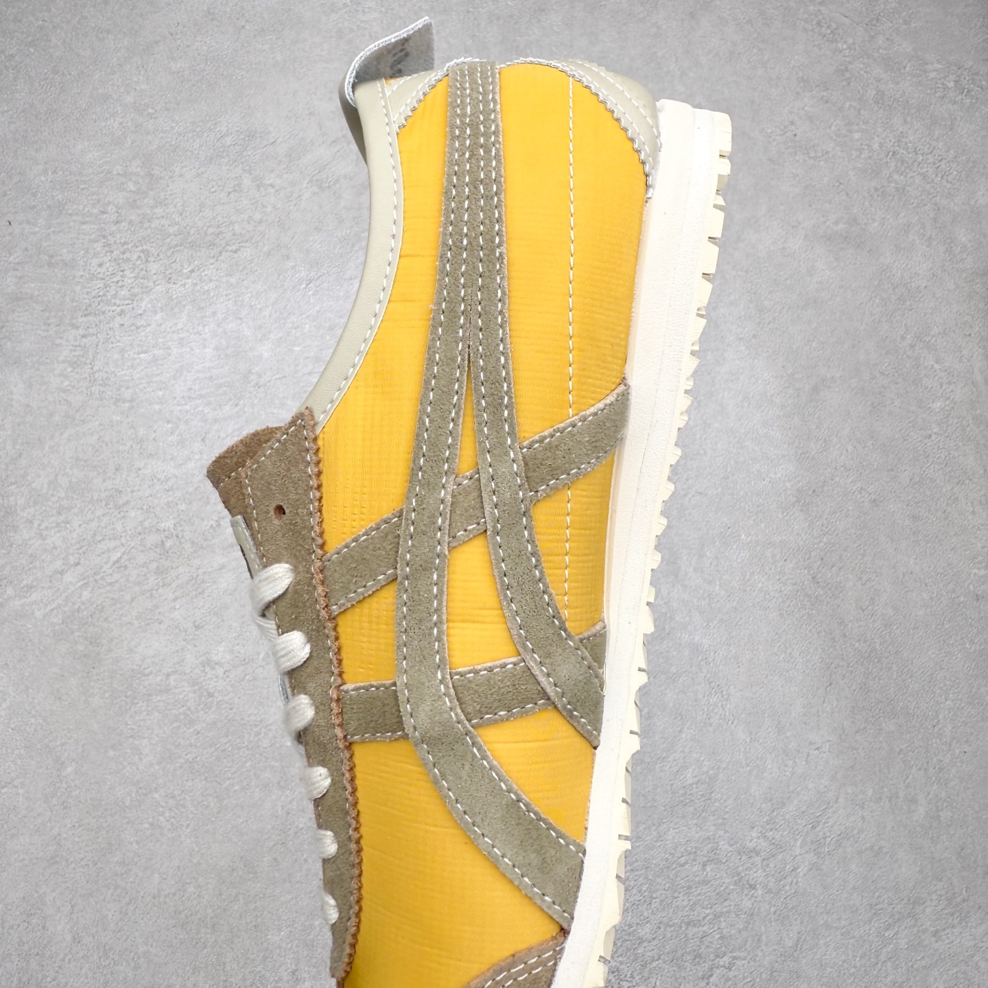图片[7]-＃C版 Asics Onitsuka Tiger MEXICO 66 亚瑟士鬼冢虎复古经典板鞋 市场王者选手 海外订单工厂出品 长期生产补货永不断码 超成熟稳定的做工品控 原装全套纸板楦头开发 原汁原味 完美呈现版型 私模正确鞋底咬花纹路 一比一鞋头弧度高度鞋身弧度 绝不口嗨 细节品控鞋型随意秒杀市面 原档咬花纹路私模大底 一个单元有六个三角形 总体形拼接呈现花瓣状 官方四联吊牌 原装Ortholite轻量化鞋垫 原盒原配 质保卡 说明书 钢印防尘纸 纸板中底带钢印 乳胶组合鞋垫 支持全方位的对比专柜 产品从款式颜色造型上体现出追求舒适和细节的完美 鞋类更是推崇手工制作的严谨与完美 融舒适性与可穿性的设计风格 注重细节的完美和别致魅力 既保持稳重 又不失轻松的时尚感 尺码：36 37 37.5 38 39 39.5 40 40.5 41.5 42 42.5 43.5 44 45-选品中心