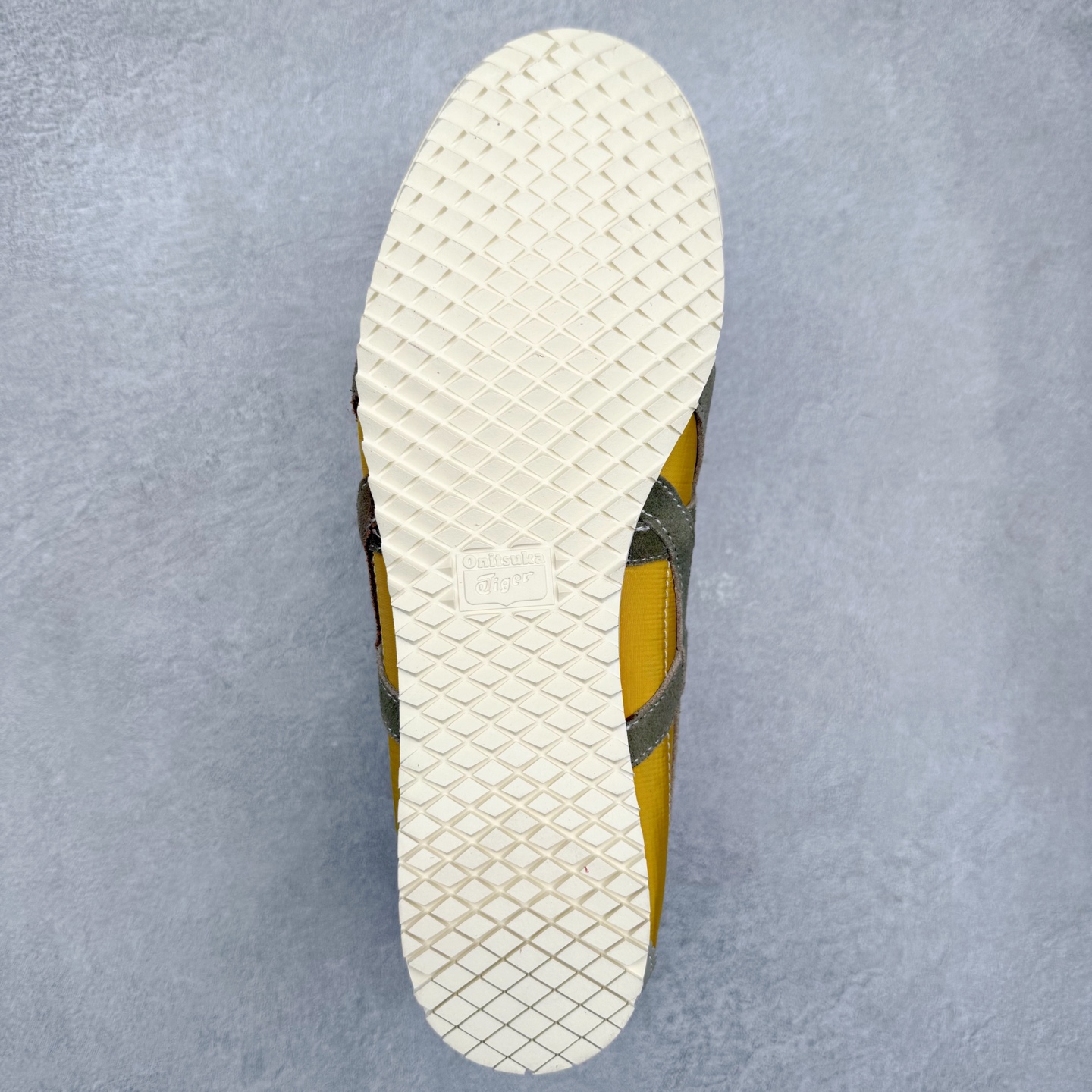 图片[9]-＃C版 Asics Onitsuka Tiger MEXICO 66 亚瑟士鬼冢虎复古经典板鞋 市场王者选手 海外订单工厂出品 长期生产补货永不断码 超成熟稳定的做工品控 原装全套纸板楦头开发 原汁原味 完美呈现版型 私模正确鞋底咬花纹路 一比一鞋头弧度高度鞋身弧度 绝不口嗨 细节品控鞋型随意秒杀市面 原档咬花纹路私模大底 一个单元有六个三角形 总体形拼接呈现花瓣状 官方四联吊牌 原装Ortholite轻量化鞋垫 原盒原配 质保卡 说明书 钢印防尘纸 纸板中底带钢印 乳胶组合鞋垫 支持全方位的对比专柜 产品从款式颜色造型上体现出追求舒适和细节的完美 鞋类更是推崇手工制作的严谨与完美 融舒适性与可穿性的设计风格 注重细节的完美和别致魅力 既保持稳重 又不失轻松的时尚感 尺码：36 37 37.5 38 39 39.5 40 40.5 41.5 42 42.5 43.5 44 45-选品中心