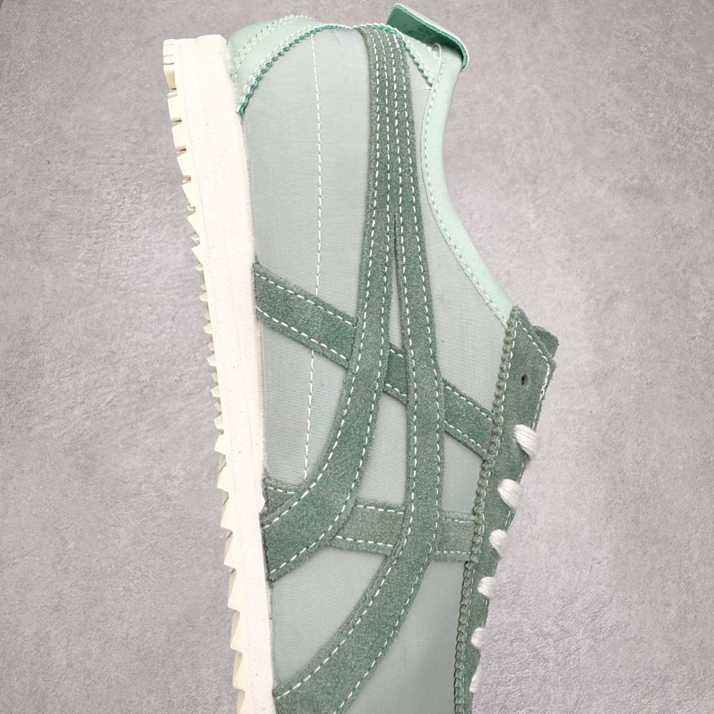 图片[6]-＃C版 Asics Onitsuka Tiger MEXICO 66 亚瑟士鬼冢虎复古经典板鞋 市场王者选手 海外订单工厂出品 长期生产补货永不断码 超成熟稳定的做工品控 原装全套纸板楦头开发 原汁原味 完美呈现版型 私模正确鞋底咬花纹路 一比一鞋头弧度高度鞋身弧度 绝不口嗨 细节品控鞋型随意秒杀市面 原档咬花纹路私模大底 一个单元有六个三角形 总体形拼接呈现花瓣状 官方四联吊牌 原装Ortholite轻量化鞋垫 原盒原配 质保卡 说明书 钢印防尘纸 纸板中底带钢印 乳胶组合鞋垫 支持全方位的对比专柜 产品从款式颜色造型上体现出追求舒适和细节的完美 鞋类更是推崇手工制作的严谨与完美 融舒适性与可穿性的设计风格 注重细节的完美和别致魅力 既保持稳重 又不失轻松的时尚感 尺码：36 37 37.5 38 39 39.5 40 40.5 41.5 42 42.5 43.5 44 45-选品中心