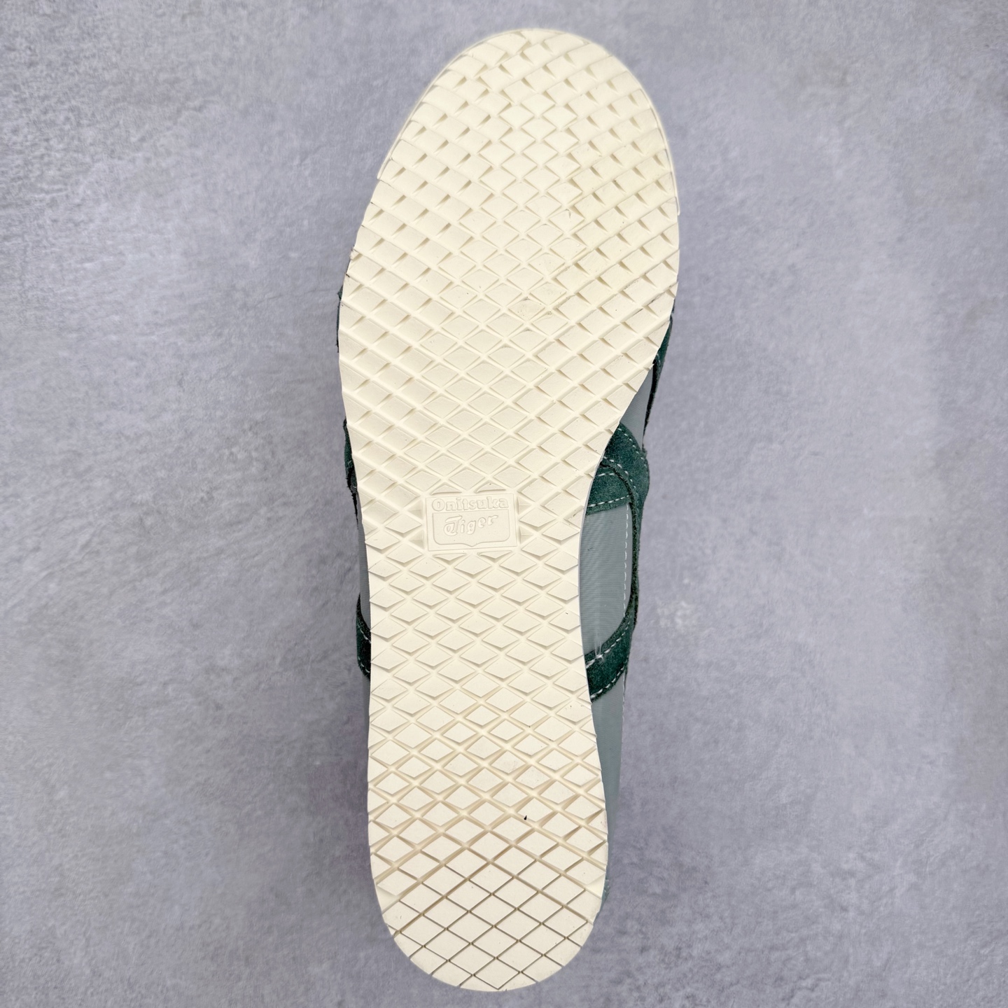 图片[9]-＃C版 Asics Onitsuka Tiger MEXICO 66 亚瑟士鬼冢虎复古经典板鞋 市场王者选手 海外订单工厂出品 长期生产补货永不断码 超成熟稳定的做工品控 原装全套纸板楦头开发 原汁原味 完美呈现版型 私模正确鞋底咬花纹路 一比一鞋头弧度高度鞋身弧度 绝不口嗨 细节品控鞋型随意秒杀市面 原档咬花纹路私模大底 一个单元有六个三角形 总体形拼接呈现花瓣状 官方四联吊牌 原装Ortholite轻量化鞋垫 原盒原配 质保卡 说明书 钢印防尘纸 纸板中底带钢印 乳胶组合鞋垫 支持全方位的对比专柜 产品从款式颜色造型上体现出追求舒适和细节的完美 鞋类更是推崇手工制作的严谨与完美 融舒适性与可穿性的设计风格 注重细节的完美和别致魅力 既保持稳重 又不失轻松的时尚感 尺码：36 37 37.5 38 39 39.5 40 40.5 41.5 42 42.5 43.5 44 45-选品中心