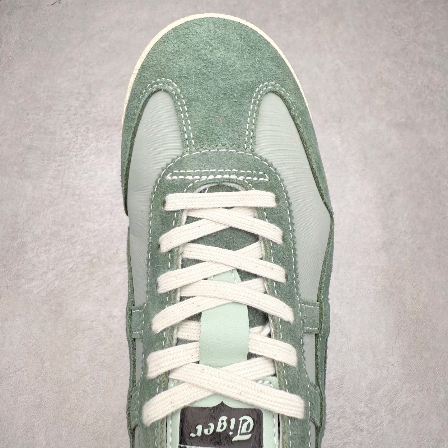 图片[4]-＃C版 Asics Onitsuka Tiger MEXICO 66 亚瑟士鬼冢虎复古经典板鞋 市场王者选手 海外订单工厂出品 长期生产补货永不断码 超成熟稳定的做工品控 原装全套纸板楦头开发 原汁原味 完美呈现版型 私模正确鞋底咬花纹路 一比一鞋头弧度高度鞋身弧度 绝不口嗨 细节品控鞋型随意秒杀市面 原档咬花纹路私模大底 一个单元有六个三角形 总体形拼接呈现花瓣状 官方四联吊牌 原装Ortholite轻量化鞋垫 原盒原配 质保卡 说明书 钢印防尘纸 纸板中底带钢印 乳胶组合鞋垫 支持全方位的对比专柜 产品从款式颜色造型上体现出追求舒适和细节的完美 鞋类更是推崇手工制作的严谨与完美 融舒适性与可穿性的设计风格 注重细节的完美和别致魅力 既保持稳重 又不失轻松的时尚感 尺码：36 37 37.5 38 39 39.5 40 40.5 41.5 42 42.5 43.5 44 45-选品中心