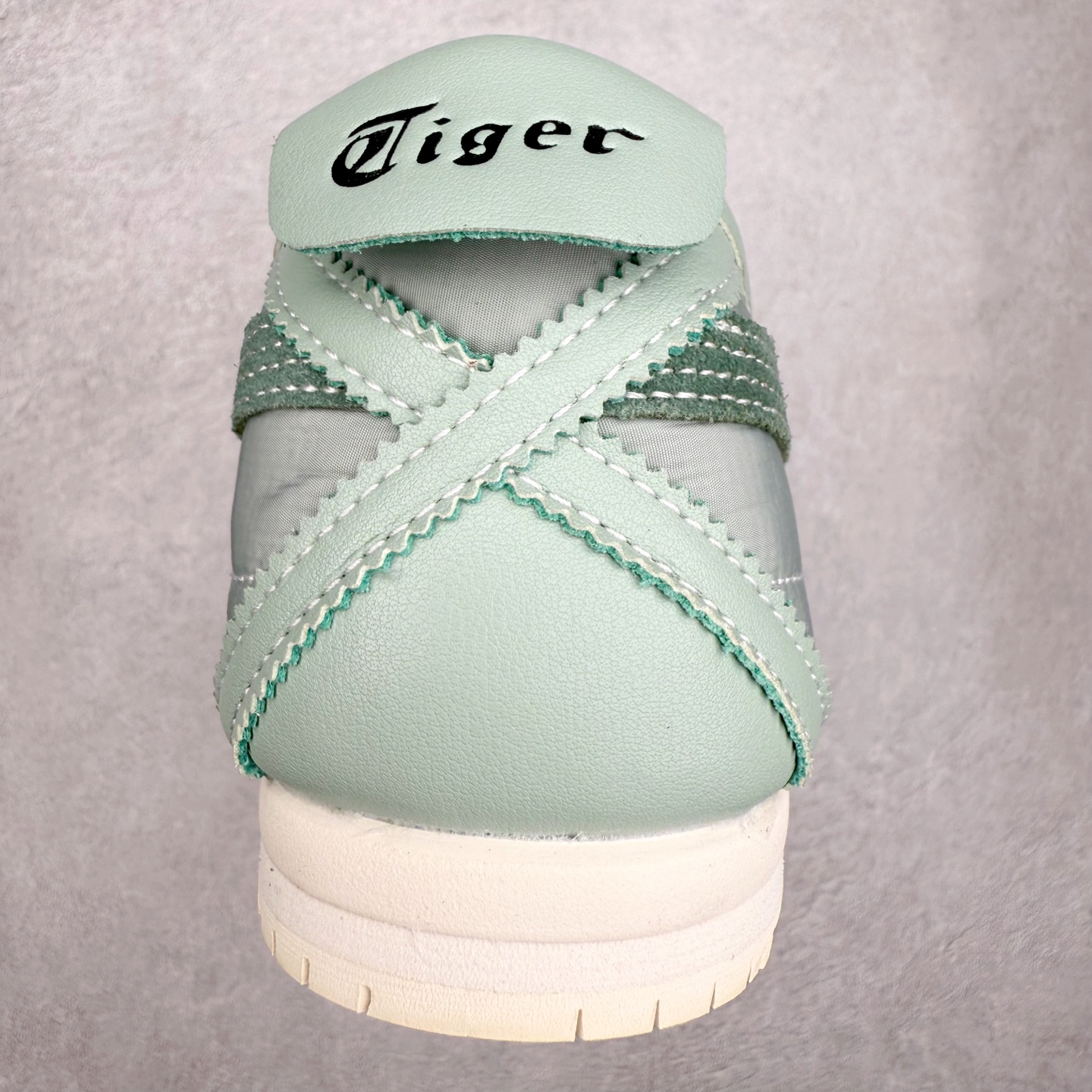 图片[8]-＃C版 Asics Onitsuka Tiger MEXICO 66 亚瑟士鬼冢虎复古经典板鞋 市场王者选手 海外订单工厂出品 长期生产补货永不断码 超成熟稳定的做工品控 原装全套纸板楦头开发 原汁原味 完美呈现版型 私模正确鞋底咬花纹路 一比一鞋头弧度高度鞋身弧度 绝不口嗨 细节品控鞋型随意秒杀市面 原档咬花纹路私模大底 一个单元有六个三角形 总体形拼接呈现花瓣状 官方四联吊牌 原装Ortholite轻量化鞋垫 原盒原配 质保卡 说明书 钢印防尘纸 纸板中底带钢印 乳胶组合鞋垫 支持全方位的对比专柜 产品从款式颜色造型上体现出追求舒适和细节的完美 鞋类更是推崇手工制作的严谨与完美 融舒适性与可穿性的设计风格 注重细节的完美和别致魅力 既保持稳重 又不失轻松的时尚感 尺码：36 37 37.5 38 39 39.5 40 40.5 41.5 42 42.5 43.5 44 45-选品中心