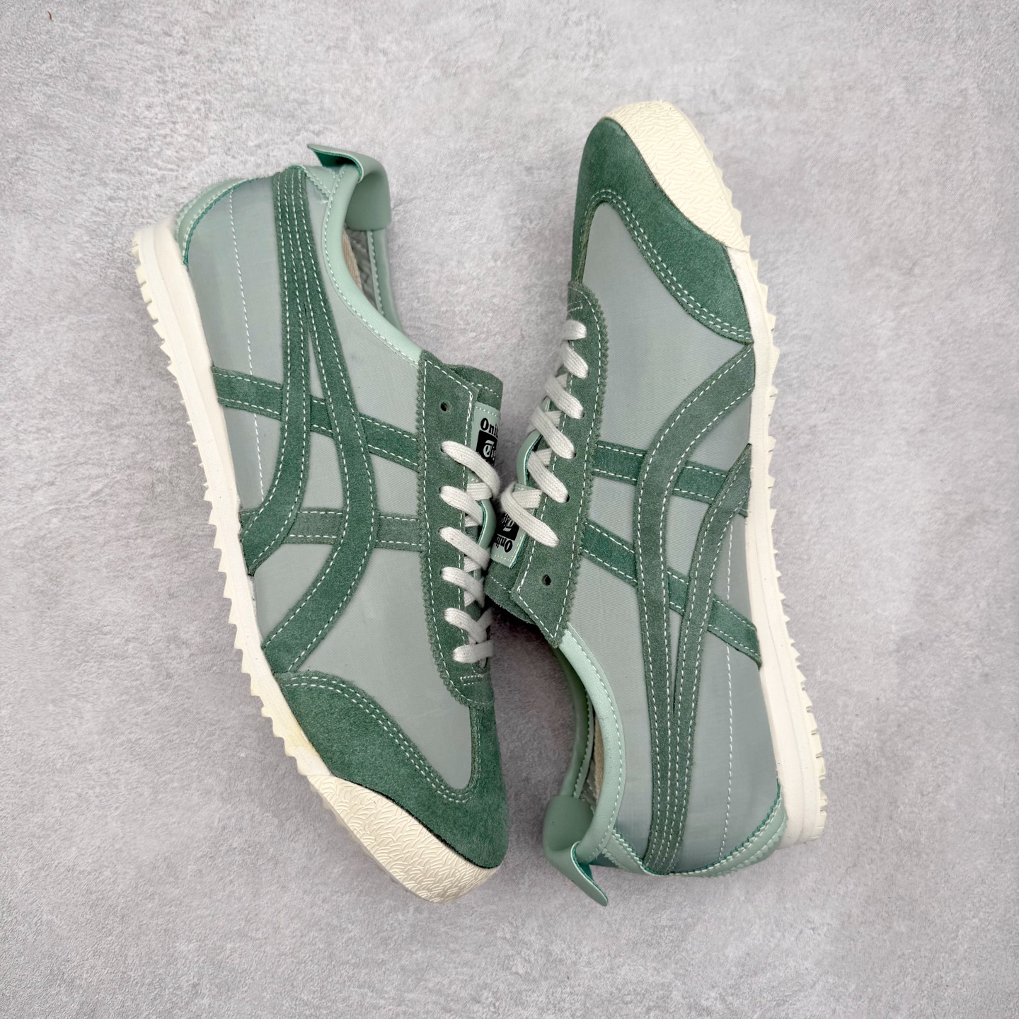 图片[3]-＃C版 Asics Onitsuka Tiger MEXICO 66 亚瑟士鬼冢虎复古经典板鞋 市场王者选手 海外订单工厂出品 长期生产补货永不断码 超成熟稳定的做工品控 原装全套纸板楦头开发 原汁原味 完美呈现版型 私模正确鞋底咬花纹路 一比一鞋头弧度高度鞋身弧度 绝不口嗨 细节品控鞋型随意秒杀市面 原档咬花纹路私模大底 一个单元有六个三角形 总体形拼接呈现花瓣状 官方四联吊牌 原装Ortholite轻量化鞋垫 原盒原配 质保卡 说明书 钢印防尘纸 纸板中底带钢印 乳胶组合鞋垫 支持全方位的对比专柜 产品从款式颜色造型上体现出追求舒适和细节的完美 鞋类更是推崇手工制作的严谨与完美 融舒适性与可穿性的设计风格 注重细节的完美和别致魅力 既保持稳重 又不失轻松的时尚感 尺码：36 37 37.5 38 39 39.5 40 40.5 41.5 42 42.5 43.5 44 45-选品中心
