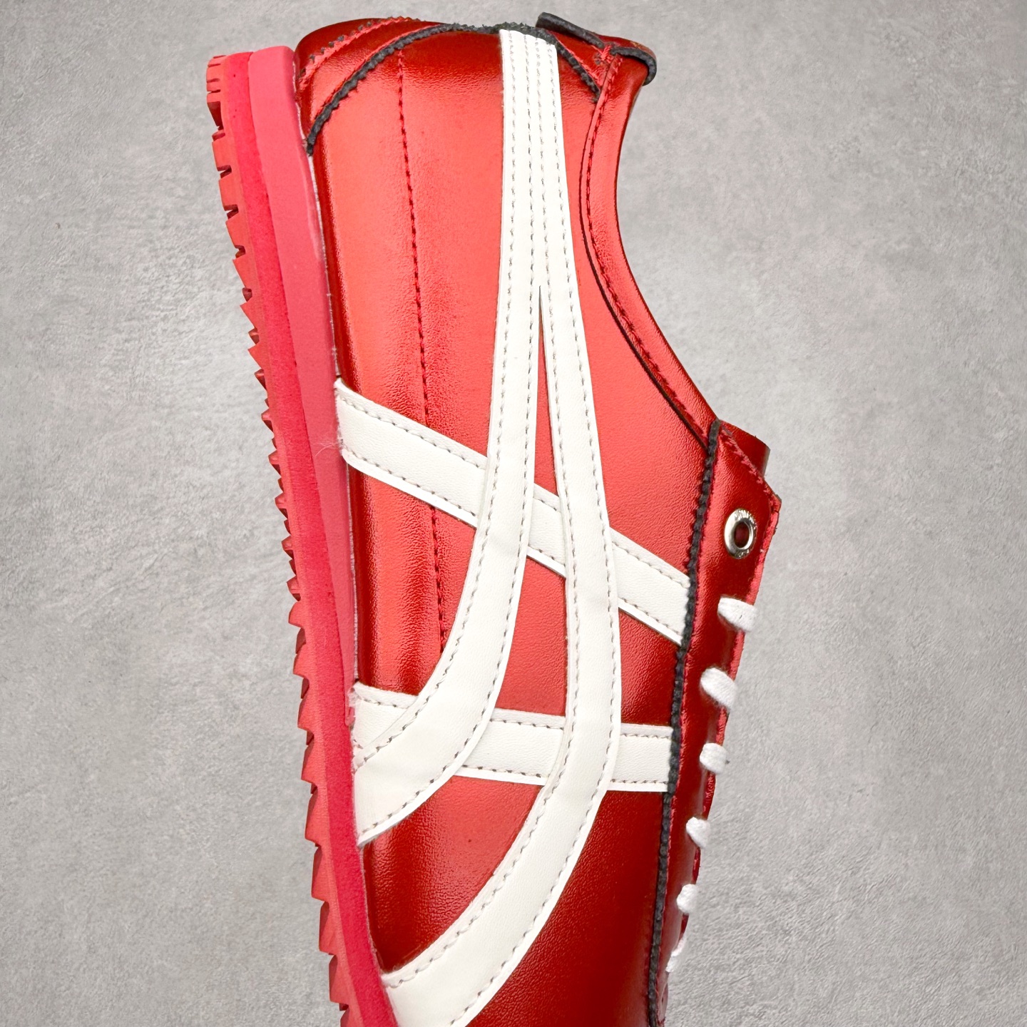 图片[6]-＃C版 Asics Onitsuka Tiger MEXICO 66 亚瑟士鬼冢虎复古经典板鞋 市场王者选手 海外订单工厂出品 长期生产补货永不断码 超成熟稳定的做工品控 原装全套纸板楦头开发 原汁原味 完美呈现版型 私模正确鞋底咬花纹路 一比一鞋头弧度高度鞋身弧度 绝不口嗨 细节品控鞋型随意秒杀市面 原档咬花纹路私模大底 一个单元有六个三角形 总体形拼接呈现花瓣状 官方四联吊牌 原装Ortholite轻量化鞋垫 原盒原配 质保卡 说明书 钢印防尘纸 纸板中底带钢印 乳胶组合鞋垫 支持全方位的对比专柜 产品从款式颜色造型上体现出追求舒适和细节的完美 鞋类更是推崇手工制作的严谨与完美 融舒适性与可穿性的设计风格 注重细节的完美和别致魅力 既保持稳重 又不失轻松的时尚感 尺码：36 37 37.5 38 39 39.5 40 40.5 41.5 42 42.5 43.5 44 45-选品中心