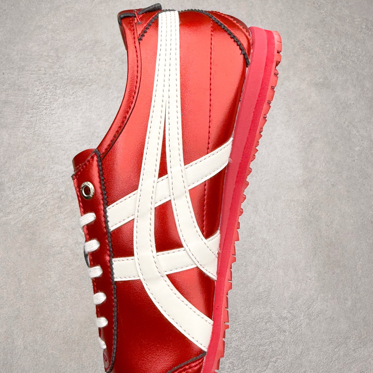 图片[7]-＃C版 Asics Onitsuka Tiger MEXICO 66 亚瑟士鬼冢虎复古经典板鞋 市场王者选手 海外订单工厂出品 长期生产补货永不断码 超成熟稳定的做工品控 原装全套纸板楦头开发 原汁原味 完美呈现版型 私模正确鞋底咬花纹路 一比一鞋头弧度高度鞋身弧度 绝不口嗨 细节品控鞋型随意秒杀市面 原档咬花纹路私模大底 一个单元有六个三角形 总体形拼接呈现花瓣状 官方四联吊牌 原装Ortholite轻量化鞋垫 原盒原配 质保卡 说明书 钢印防尘纸 纸板中底带钢印 乳胶组合鞋垫 支持全方位的对比专柜 产品从款式颜色造型上体现出追求舒适和细节的完美 鞋类更是推崇手工制作的严谨与完美 融舒适性与可穿性的设计风格 注重细节的完美和别致魅力 既保持稳重 又不失轻松的时尚感 尺码：36 37 37.5 38 39 39.5 40 40.5 41.5 42 42.5 43.5 44 45-选品中心