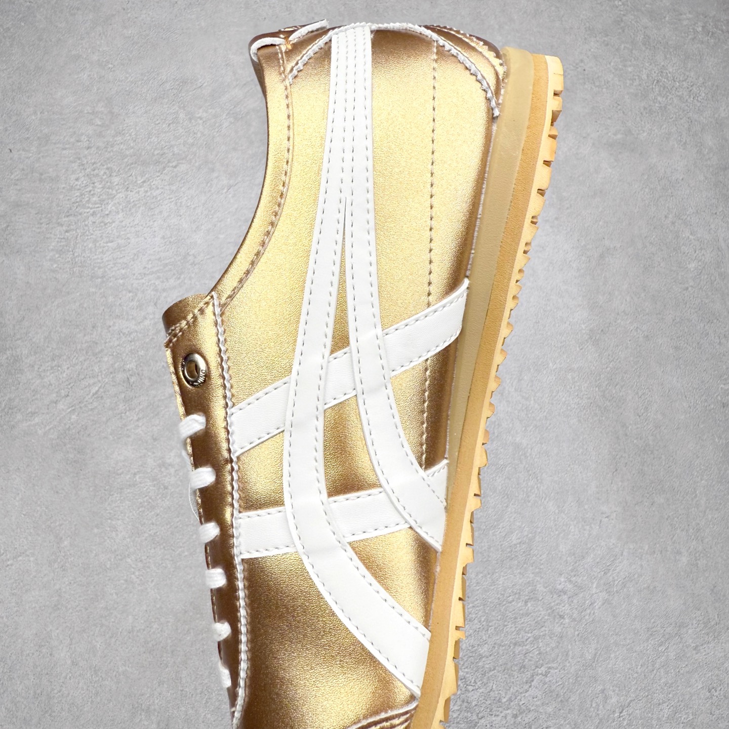 图片[7]-＃C版 Asics Onitsuka Tiger MEXICO 66 亚瑟士鬼冢虎复古经典板鞋 市场王者选手 海外订单工厂出品 长期生产补货永不断码 超成熟稳定的做工品控 原装全套纸板楦头开发 原汁原味 完美呈现版型 私模正确鞋底咬花纹路 一比一鞋头弧度高度鞋身弧度 绝不口嗨 细节品控鞋型随意秒杀市面 原档咬花纹路私模大底 一个单元有六个三角形 总体形拼接呈现花瓣状 官方四联吊牌 原装Ortholite轻量化鞋垫 原盒原配 质保卡 说明书 钢印防尘纸 纸板中底带钢印 乳胶组合鞋垫 支持全方位的对比专柜 产品从款式颜色造型上体现出追求舒适和细节的完美 鞋类更是推崇手工制作的严谨与完美 融舒适性与可穿性的设计风格 注重细节的完美和别致魅力 既保持稳重 又不失轻松的时尚感 尺码：36 37 37.5 38 39 39.5 40 40.5 41.5 42 42.5 43.5 44 45-选品中心