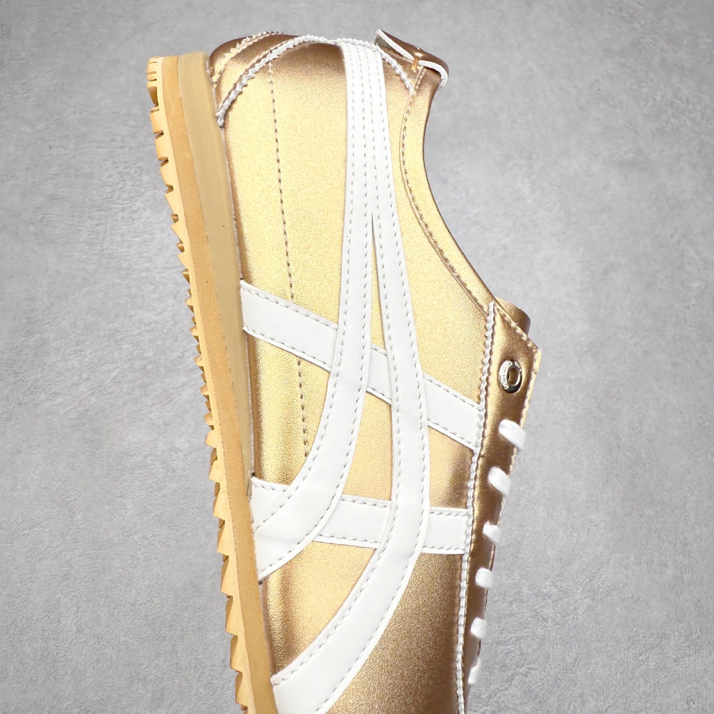 图片[6]-＃C版 Asics Onitsuka Tiger MEXICO 66 亚瑟士鬼冢虎复古经典板鞋 市场王者选手 海外订单工厂出品 长期生产补货永不断码 超成熟稳定的做工品控 原装全套纸板楦头开发 原汁原味 完美呈现版型 私模正确鞋底咬花纹路 一比一鞋头弧度高度鞋身弧度 绝不口嗨 细节品控鞋型随意秒杀市面 原档咬花纹路私模大底 一个单元有六个三角形 总体形拼接呈现花瓣状 官方四联吊牌 原装Ortholite轻量化鞋垫 原盒原配 质保卡 说明书 钢印防尘纸 纸板中底带钢印 乳胶组合鞋垫 支持全方位的对比专柜 产品从款式颜色造型上体现出追求舒适和细节的完美 鞋类更是推崇手工制作的严谨与完美 融舒适性与可穿性的设计风格 注重细节的完美和别致魅力 既保持稳重 又不失轻松的时尚感 尺码：36 37 37.5 38 39 39.5 40 40.5 41.5 42 42.5 43.5 44 45-选品中心