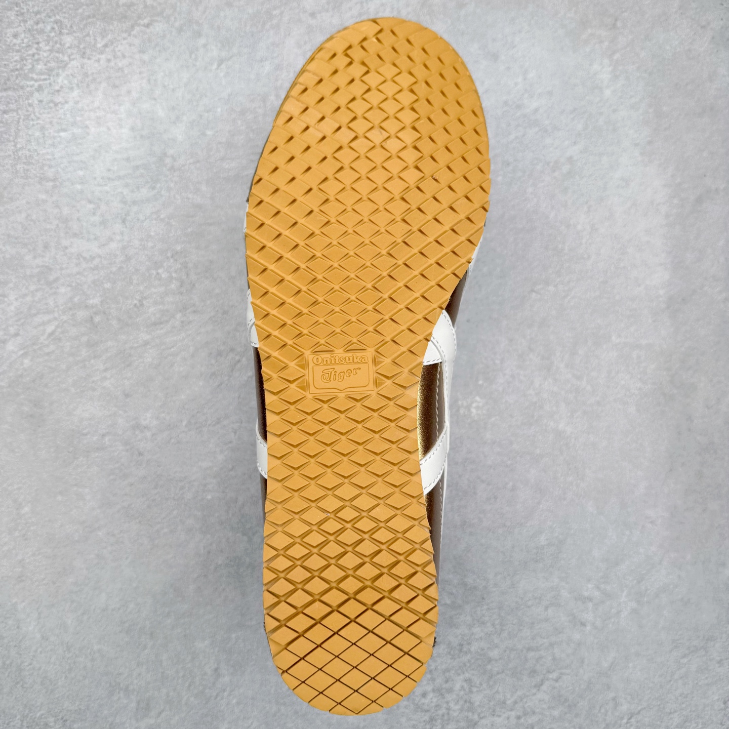 图片[9]-＃C版 Asics Onitsuka Tiger MEXICO 66 亚瑟士鬼冢虎复古经典板鞋 市场王者选手 海外订单工厂出品 长期生产补货永不断码 超成熟稳定的做工品控 原装全套纸板楦头开发 原汁原味 完美呈现版型 私模正确鞋底咬花纹路 一比一鞋头弧度高度鞋身弧度 绝不口嗨 细节品控鞋型随意秒杀市面 原档咬花纹路私模大底 一个单元有六个三角形 总体形拼接呈现花瓣状 官方四联吊牌 原装Ortholite轻量化鞋垫 原盒原配 质保卡 说明书 钢印防尘纸 纸板中底带钢印 乳胶组合鞋垫 支持全方位的对比专柜 产品从款式颜色造型上体现出追求舒适和细节的完美 鞋类更是推崇手工制作的严谨与完美 融舒适性与可穿性的设计风格 注重细节的完美和别致魅力 既保持稳重 又不失轻松的时尚感 尺码：36 37 37.5 38 39 39.5 40 40.5 41.5 42 42.5 43.5 44 45-选品中心