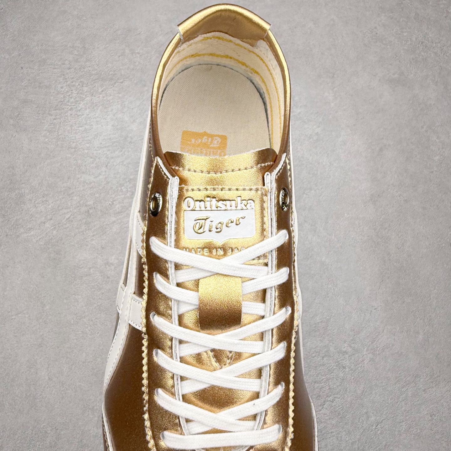 图片[5]-＃C版 Asics Onitsuka Tiger MEXICO 66 亚瑟士鬼冢虎复古经典板鞋 市场王者选手 海外订单工厂出品 长期生产补货永不断码 超成熟稳定的做工品控 原装全套纸板楦头开发 原汁原味 完美呈现版型 私模正确鞋底咬花纹路 一比一鞋头弧度高度鞋身弧度 绝不口嗨 细节品控鞋型随意秒杀市面 原档咬花纹路私模大底 一个单元有六个三角形 总体形拼接呈现花瓣状 官方四联吊牌 原装Ortholite轻量化鞋垫 原盒原配 质保卡 说明书 钢印防尘纸 纸板中底带钢印 乳胶组合鞋垫 支持全方位的对比专柜 产品从款式颜色造型上体现出追求舒适和细节的完美 鞋类更是推崇手工制作的严谨与完美 融舒适性与可穿性的设计风格 注重细节的完美和别致魅力 既保持稳重 又不失轻松的时尚感 尺码：36 37 37.5 38 39 39.5 40 40.5 41.5 42 42.5 43.5 44 45-选品中心