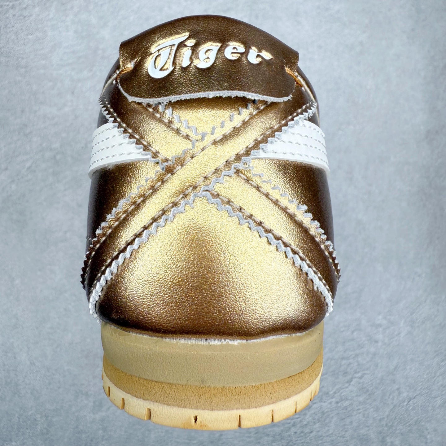 图片[8]-＃C版 Asics Onitsuka Tiger MEXICO 66 亚瑟士鬼冢虎复古经典板鞋 市场王者选手 海外订单工厂出品 长期生产补货永不断码 超成熟稳定的做工品控 原装全套纸板楦头开发 原汁原味 完美呈现版型 私模正确鞋底咬花纹路 一比一鞋头弧度高度鞋身弧度 绝不口嗨 细节品控鞋型随意秒杀市面 原档咬花纹路私模大底 一个单元有六个三角形 总体形拼接呈现花瓣状 官方四联吊牌 原装Ortholite轻量化鞋垫 原盒原配 质保卡 说明书 钢印防尘纸 纸板中底带钢印 乳胶组合鞋垫 支持全方位的对比专柜 产品从款式颜色造型上体现出追求舒适和细节的完美 鞋类更是推崇手工制作的严谨与完美 融舒适性与可穿性的设计风格 注重细节的完美和别致魅力 既保持稳重 又不失轻松的时尚感 尺码：36 37 37.5 38 39 39.5 40 40.5 41.5 42 42.5 43.5 44 45-选品中心