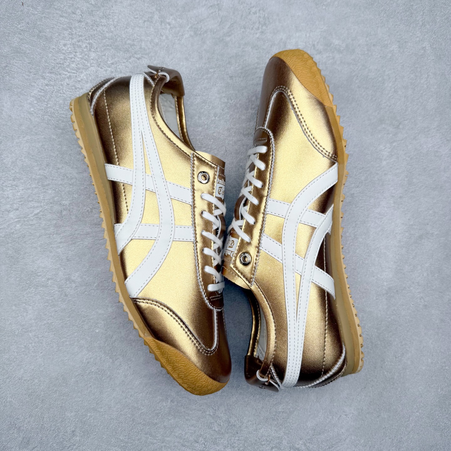 图片[3]-＃C版 Asics Onitsuka Tiger MEXICO 66 亚瑟士鬼冢虎复古经典板鞋 市场王者选手 海外订单工厂出品 长期生产补货永不断码 超成熟稳定的做工品控 原装全套纸板楦头开发 原汁原味 完美呈现版型 私模正确鞋底咬花纹路 一比一鞋头弧度高度鞋身弧度 绝不口嗨 细节品控鞋型随意秒杀市面 原档咬花纹路私模大底 一个单元有六个三角形 总体形拼接呈现花瓣状 官方四联吊牌 原装Ortholite轻量化鞋垫 原盒原配 质保卡 说明书 钢印防尘纸 纸板中底带钢印 乳胶组合鞋垫 支持全方位的对比专柜 产品从款式颜色造型上体现出追求舒适和细节的完美 鞋类更是推崇手工制作的严谨与完美 融舒适性与可穿性的设计风格 注重细节的完美和别致魅力 既保持稳重 又不失轻松的时尚感 尺码：36 37 37.5 38 39 39.5 40 40.5 41.5 42 42.5 43.5 44 45-选品中心