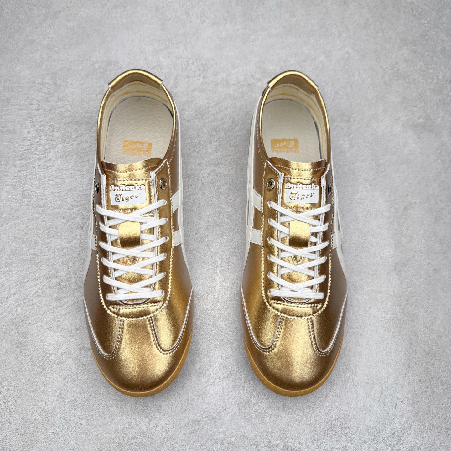 图片[2]-＃C版 Asics Onitsuka Tiger MEXICO 66 亚瑟士鬼冢虎复古经典板鞋 市场王者选手 海外订单工厂出品 长期生产补货永不断码 超成熟稳定的做工品控 原装全套纸板楦头开发 原汁原味 完美呈现版型 私模正确鞋底咬花纹路 一比一鞋头弧度高度鞋身弧度 绝不口嗨 细节品控鞋型随意秒杀市面 原档咬花纹路私模大底 一个单元有六个三角形 总体形拼接呈现花瓣状 官方四联吊牌 原装Ortholite轻量化鞋垫 原盒原配 质保卡 说明书 钢印防尘纸 纸板中底带钢印 乳胶组合鞋垫 支持全方位的对比专柜 产品从款式颜色造型上体现出追求舒适和细节的完美 鞋类更是推崇手工制作的严谨与完美 融舒适性与可穿性的设计风格 注重细节的完美和别致魅力 既保持稳重 又不失轻松的时尚感 尺码：36 37 37.5 38 39 39.5 40 40.5 41.5 42 42.5 43.5 44 45-选品中心