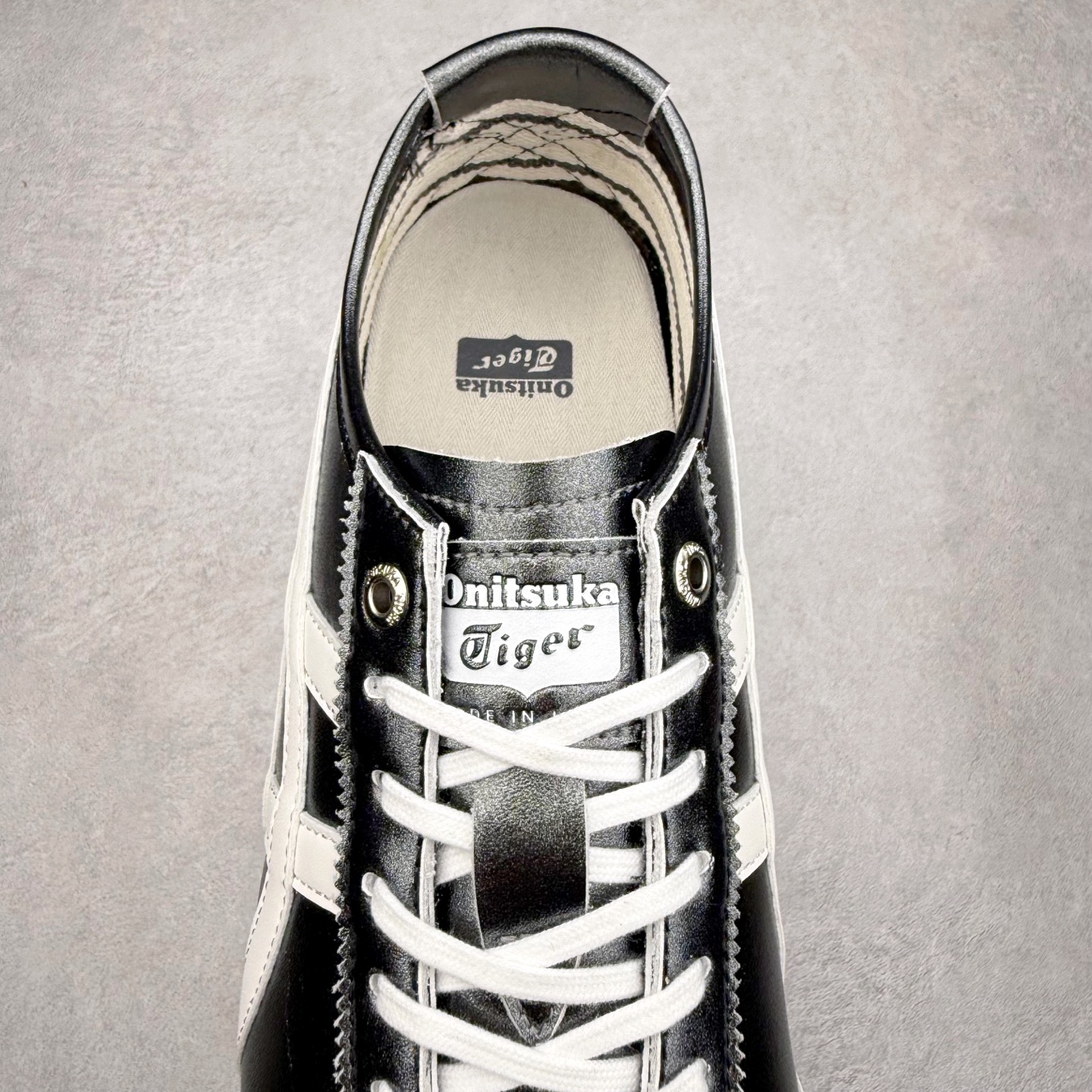 图片[5]-＃C版 Asics Onitsuka Tiger MEXICO 66 亚瑟士鬼冢虎复古经典板鞋 市场王者选手 海外订单工厂出品 长期生产补货永不断码 超成熟稳定的做工品控 原装全套纸板楦头开发 原汁原味 完美呈现版型 私模正确鞋底咬花纹路 一比一鞋头弧度高度鞋身弧度 绝不口嗨 细节品控鞋型随意秒杀市面 原档咬花纹路私模大底 一个单元有六个三角形 总体形拼接呈现花瓣状 官方四联吊牌 原装Ortholite轻量化鞋垫 原盒原配 质保卡 说明书 钢印防尘纸 纸板中底带钢印 乳胶组合鞋垫 支持全方位的对比专柜 产品从款式颜色造型上体现出追求舒适和细节的完美 鞋类更是推崇手工制作的严谨与完美 融舒适性与可穿性的设计风格 注重细节的完美和别致魅力 既保持稳重 又不失轻松的时尚感 尺码：36 37 37.5 38 39 39.5 40 40.5 41.5 42 42.5 43.5 44 45-选品中心