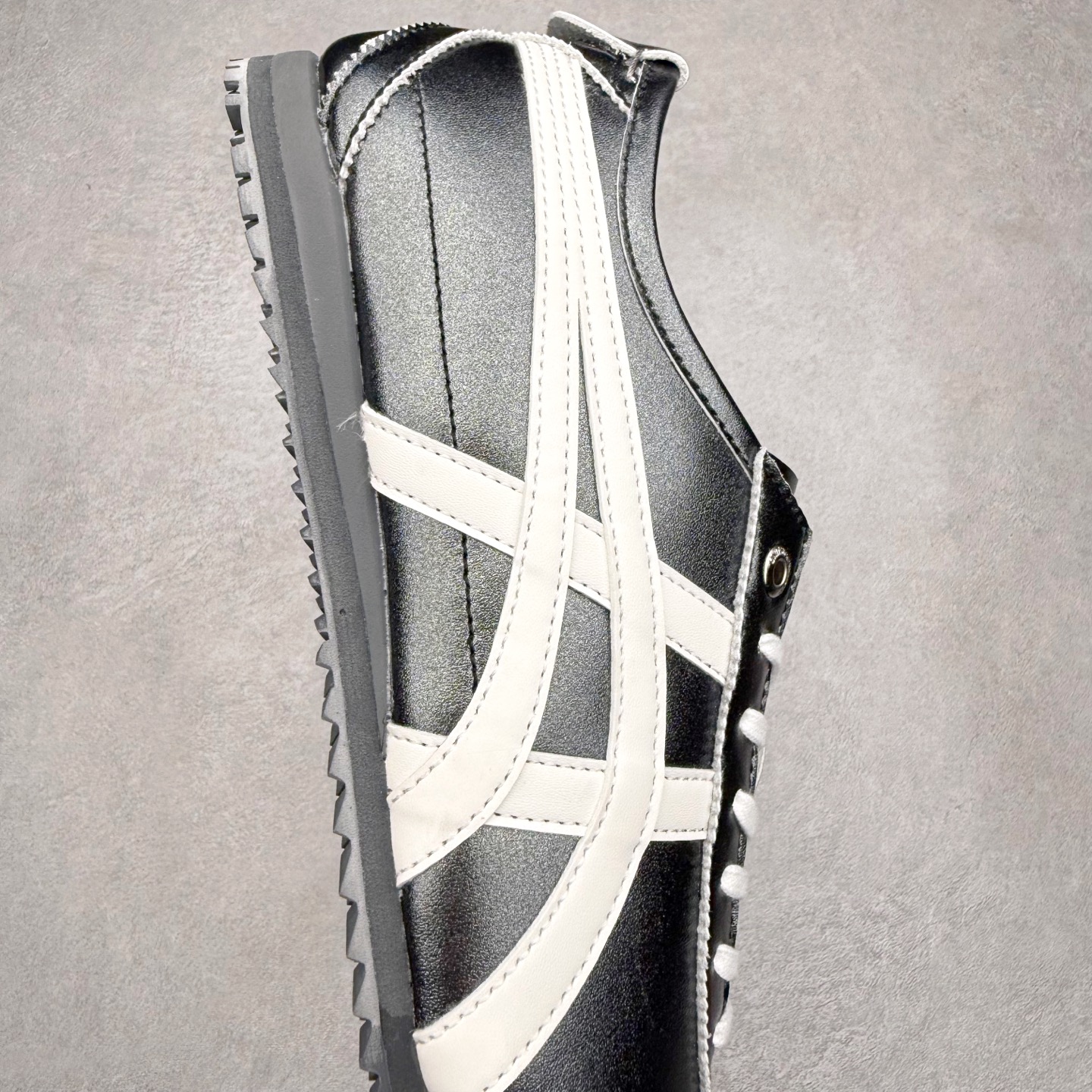 图片[6]-＃C版 Asics Onitsuka Tiger MEXICO 66 亚瑟士鬼冢虎复古经典板鞋 市场王者选手 海外订单工厂出品 长期生产补货永不断码 超成熟稳定的做工品控 原装全套纸板楦头开发 原汁原味 完美呈现版型 私模正确鞋底咬花纹路 一比一鞋头弧度高度鞋身弧度 绝不口嗨 细节品控鞋型随意秒杀市面 原档咬花纹路私模大底 一个单元有六个三角形 总体形拼接呈现花瓣状 官方四联吊牌 原装Ortholite轻量化鞋垫 原盒原配 质保卡 说明书 钢印防尘纸 纸板中底带钢印 乳胶组合鞋垫 支持全方位的对比专柜 产品从款式颜色造型上体现出追求舒适和细节的完美 鞋类更是推崇手工制作的严谨与完美 融舒适性与可穿性的设计风格 注重细节的完美和别致魅力 既保持稳重 又不失轻松的时尚感 尺码：36 37 37.5 38 39 39.5 40 40.5 41.5 42 42.5 43.5 44 45-选品中心