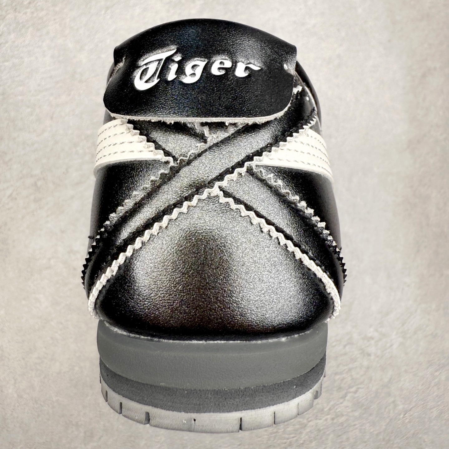 图片[8]-＃C版 Asics Onitsuka Tiger MEXICO 66 亚瑟士鬼冢虎复古经典板鞋 市场王者选手 海外订单工厂出品 长期生产补货永不断码 超成熟稳定的做工品控 原装全套纸板楦头开发 原汁原味 完美呈现版型 私模正确鞋底咬花纹路 一比一鞋头弧度高度鞋身弧度 绝不口嗨 细节品控鞋型随意秒杀市面 原档咬花纹路私模大底 一个单元有六个三角形 总体形拼接呈现花瓣状 官方四联吊牌 原装Ortholite轻量化鞋垫 原盒原配 质保卡 说明书 钢印防尘纸 纸板中底带钢印 乳胶组合鞋垫 支持全方位的对比专柜 产品从款式颜色造型上体现出追求舒适和细节的完美 鞋类更是推崇手工制作的严谨与完美 融舒适性与可穿性的设计风格 注重细节的完美和别致魅力 既保持稳重 又不失轻松的时尚感 尺码：36 37 37.5 38 39 39.5 40 40.5 41.5 42 42.5 43.5 44 45-选品中心