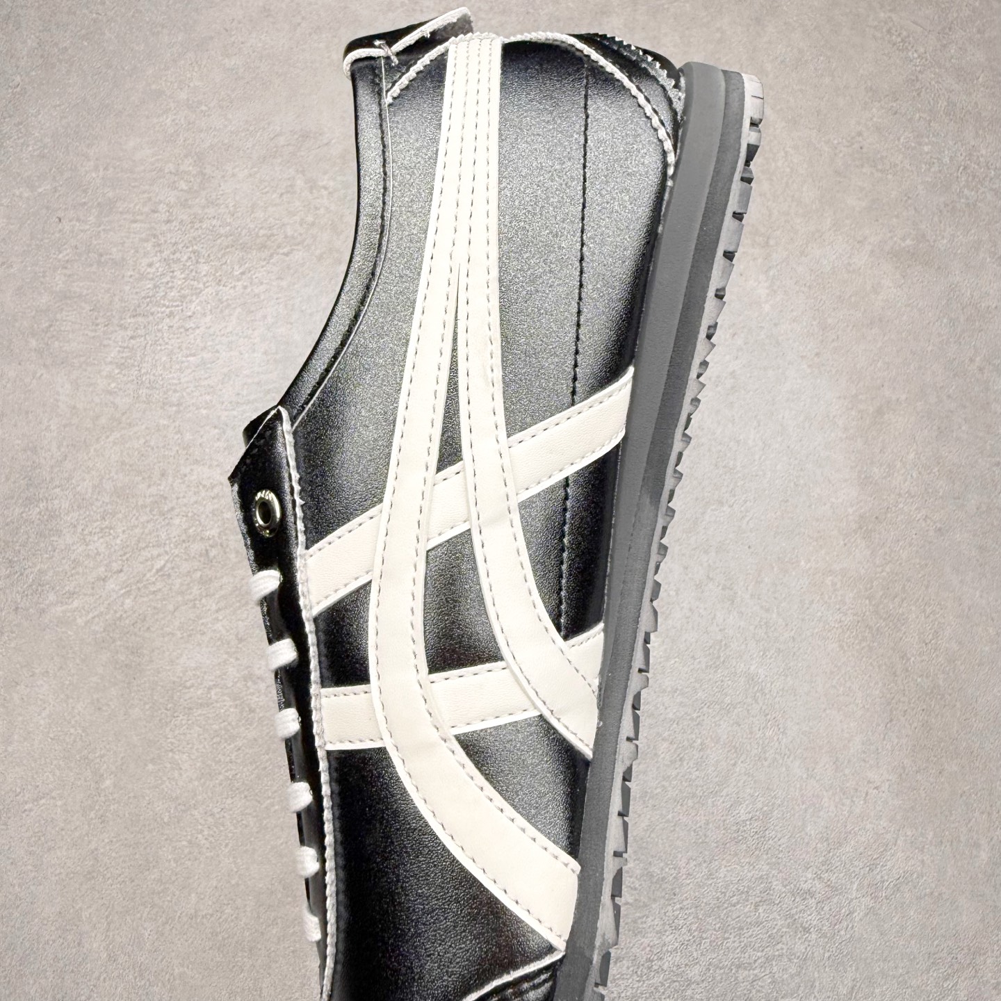 图片[7]-＃C版 Asics Onitsuka Tiger MEXICO 66 亚瑟士鬼冢虎复古经典板鞋 市场王者选手 海外订单工厂出品 长期生产补货永不断码 超成熟稳定的做工品控 原装全套纸板楦头开发 原汁原味 完美呈现版型 私模正确鞋底咬花纹路 一比一鞋头弧度高度鞋身弧度 绝不口嗨 细节品控鞋型随意秒杀市面 原档咬花纹路私模大底 一个单元有六个三角形 总体形拼接呈现花瓣状 官方四联吊牌 原装Ortholite轻量化鞋垫 原盒原配 质保卡 说明书 钢印防尘纸 纸板中底带钢印 乳胶组合鞋垫 支持全方位的对比专柜 产品从款式颜色造型上体现出追求舒适和细节的完美 鞋类更是推崇手工制作的严谨与完美 融舒适性与可穿性的设计风格 注重细节的完美和别致魅力 既保持稳重 又不失轻松的时尚感 尺码：36 37 37.5 38 39 39.5 40 40.5 41.5 42 42.5 43.5 44 45-选品中心