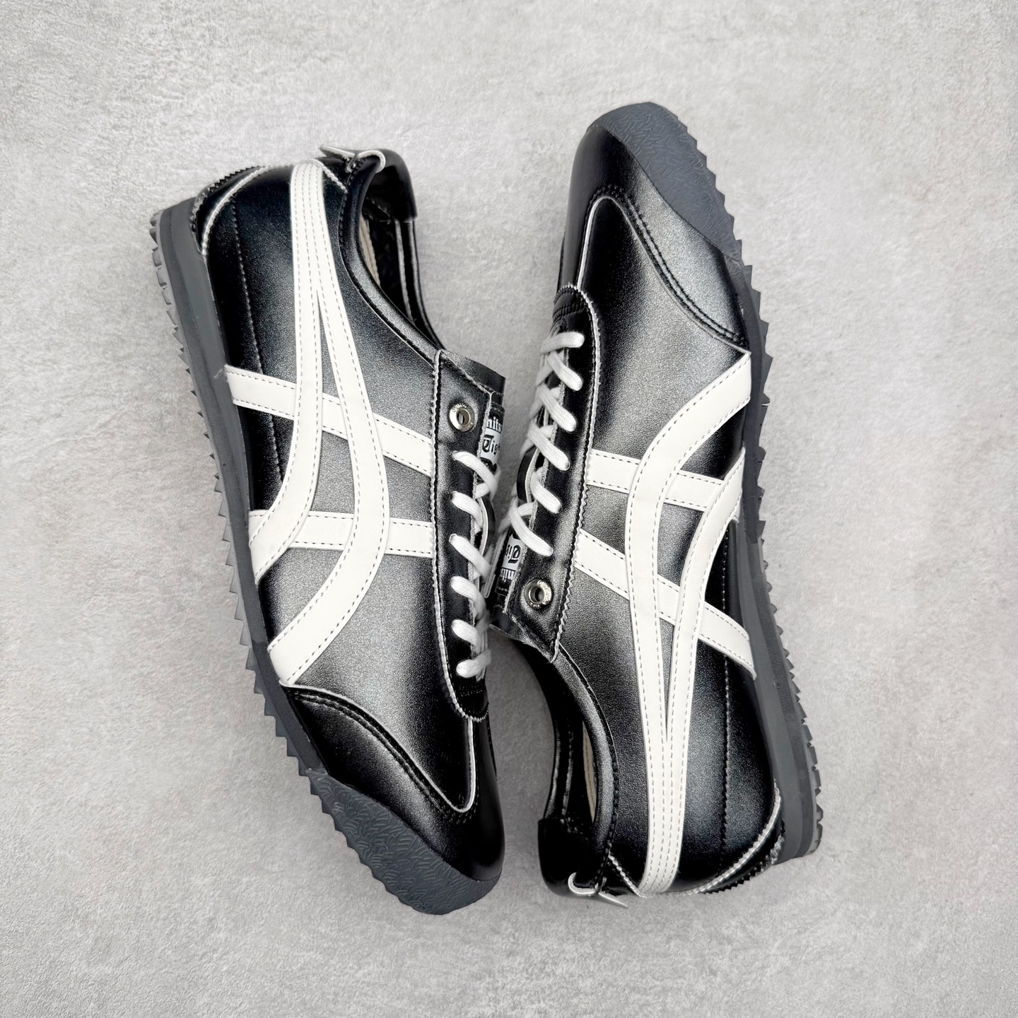 图片[3]-＃C版 Asics Onitsuka Tiger MEXICO 66 亚瑟士鬼冢虎复古经典板鞋 市场王者选手 海外订单工厂出品 长期生产补货永不断码 超成熟稳定的做工品控 原装全套纸板楦头开发 原汁原味 完美呈现版型 私模正确鞋底咬花纹路 一比一鞋头弧度高度鞋身弧度 绝不口嗨 细节品控鞋型随意秒杀市面 原档咬花纹路私模大底 一个单元有六个三角形 总体形拼接呈现花瓣状 官方四联吊牌 原装Ortholite轻量化鞋垫 原盒原配 质保卡 说明书 钢印防尘纸 纸板中底带钢印 乳胶组合鞋垫 支持全方位的对比专柜 产品从款式颜色造型上体现出追求舒适和细节的完美 鞋类更是推崇手工制作的严谨与完美 融舒适性与可穿性的设计风格 注重细节的完美和别致魅力 既保持稳重 又不失轻松的时尚感 尺码：36 37 37.5 38 39 39.5 40 40.5 41.5 42 42.5 43.5 44 45-选品中心