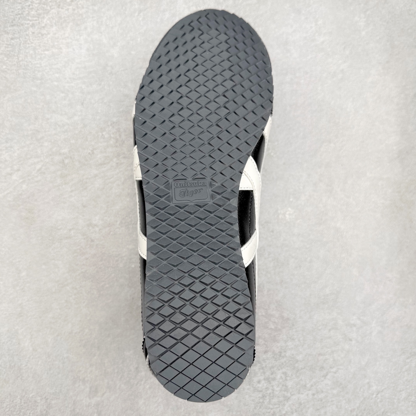 图片[9]-＃C版 Asics Onitsuka Tiger MEXICO 66 亚瑟士鬼冢虎复古经典板鞋 市场王者选手 海外订单工厂出品 长期生产补货永不断码 超成熟稳定的做工品控 原装全套纸板楦头开发 原汁原味 完美呈现版型 私模正确鞋底咬花纹路 一比一鞋头弧度高度鞋身弧度 绝不口嗨 细节品控鞋型随意秒杀市面 原档咬花纹路私模大底 一个单元有六个三角形 总体形拼接呈现花瓣状 官方四联吊牌 原装Ortholite轻量化鞋垫 原盒原配 质保卡 说明书 钢印防尘纸 纸板中底带钢印 乳胶组合鞋垫 支持全方位的对比专柜 产品从款式颜色造型上体现出追求舒适和细节的完美 鞋类更是推崇手工制作的严谨与完美 融舒适性与可穿性的设计风格 注重细节的完美和别致魅力 既保持稳重 又不失轻松的时尚感 尺码：36 37 37.5 38 39 39.5 40 40.5 41.5 42 42.5 43.5 44 45-选品中心