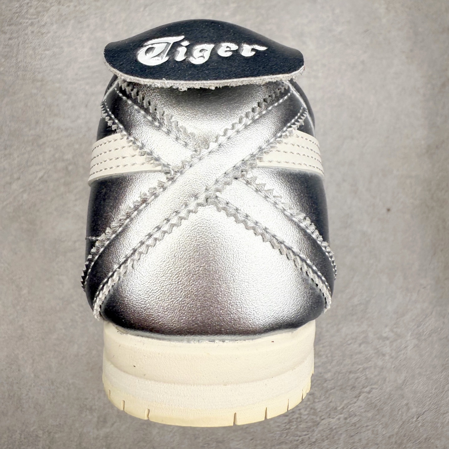 图片[8]-＃C版 Asics Onitsuka Tiger MEXICO 66 亚瑟士鬼冢虎复古经典板鞋 市场王者选手 海外订单工厂出品 长期生产补货永不断码 超成熟稳定的做工品控 原装全套纸板楦头开发 原汁原味 完美呈现版型 私模正确鞋底咬花纹路 一比一鞋头弧度高度鞋身弧度 绝不口嗨 细节品控鞋型随意秒杀市面 原档咬花纹路私模大底 一个单元有六个三角形 总体形拼接呈现花瓣状 官方四联吊牌 原装Ortholite轻量化鞋垫 原盒原配 质保卡 说明书 钢印防尘纸 纸板中底带钢印 乳胶组合鞋垫 支持全方位的对比专柜 产品从款式颜色造型上体现出追求舒适和细节的完美 鞋类更是推崇手工制作的严谨与完美 融舒适性与可穿性的设计风格 注重细节的完美和别致魅力 既保持稳重 又不失轻松的时尚感 尺码：36 37 37.5 38 39 39.5 40 40.5 41.5 42 42.5 43.5 44 45-选品中心