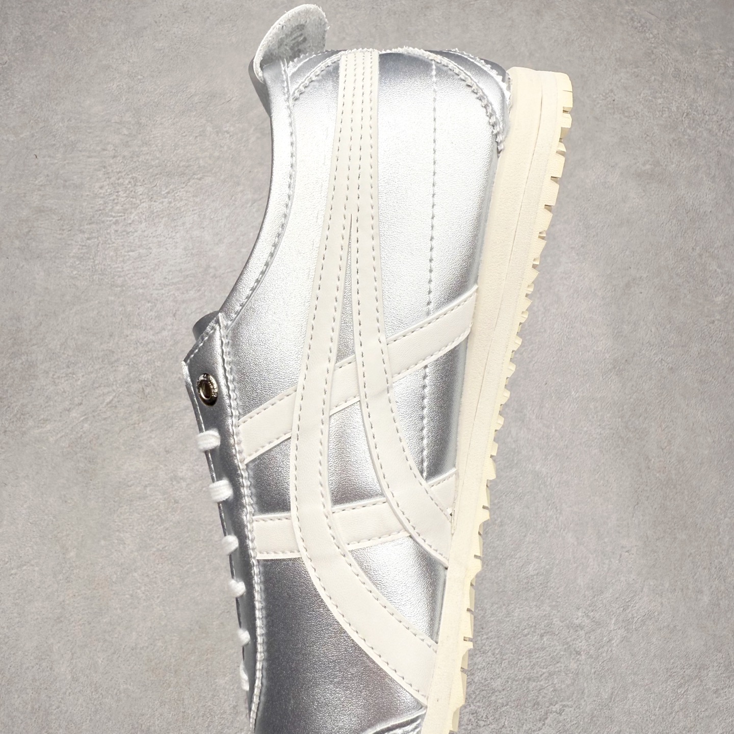 图片[7]-＃C版 Asics Onitsuka Tiger MEXICO 66 亚瑟士鬼冢虎复古经典板鞋 市场王者选手 海外订单工厂出品 长期生产补货永不断码 超成熟稳定的做工品控 原装全套纸板楦头开发 原汁原味 完美呈现版型 私模正确鞋底咬花纹路 一比一鞋头弧度高度鞋身弧度 绝不口嗨 细节品控鞋型随意秒杀市面 原档咬花纹路私模大底 一个单元有六个三角形 总体形拼接呈现花瓣状 官方四联吊牌 原装Ortholite轻量化鞋垫 原盒原配 质保卡 说明书 钢印防尘纸 纸板中底带钢印 乳胶组合鞋垫 支持全方位的对比专柜 产品从款式颜色造型上体现出追求舒适和细节的完美 鞋类更是推崇手工制作的严谨与完美 融舒适性与可穿性的设计风格 注重细节的完美和别致魅力 既保持稳重 又不失轻松的时尚感 尺码：36 37 37.5 38 39 39.5 40 40.5 41.5 42 42.5 43.5 44 45-选品中心