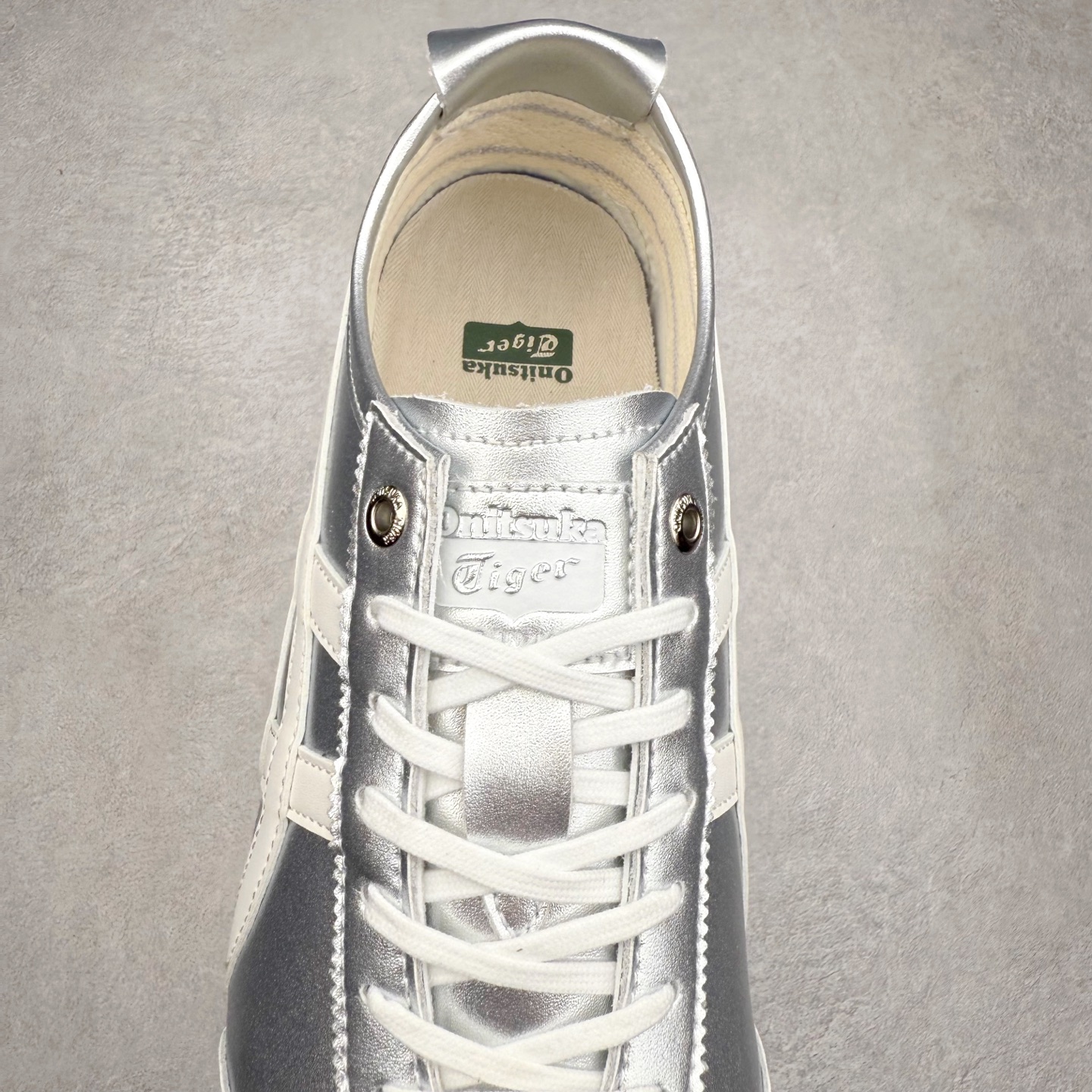 图片[5]-＃C版 Asics Onitsuka Tiger MEXICO 66 亚瑟士鬼冢虎复古经典板鞋 市场王者选手 海外订单工厂出品 长期生产补货永不断码 超成熟稳定的做工品控 原装全套纸板楦头开发 原汁原味 完美呈现版型 私模正确鞋底咬花纹路 一比一鞋头弧度高度鞋身弧度 绝不口嗨 细节品控鞋型随意秒杀市面 原档咬花纹路私模大底 一个单元有六个三角形 总体形拼接呈现花瓣状 官方四联吊牌 原装Ortholite轻量化鞋垫 原盒原配 质保卡 说明书 钢印防尘纸 纸板中底带钢印 乳胶组合鞋垫 支持全方位的对比专柜 产品从款式颜色造型上体现出追求舒适和细节的完美 鞋类更是推崇手工制作的严谨与完美 融舒适性与可穿性的设计风格 注重细节的完美和别致魅力 既保持稳重 又不失轻松的时尚感 尺码：36 37 37.5 38 39 39.5 40 40.5 41.5 42 42.5 43.5 44 45-选品中心