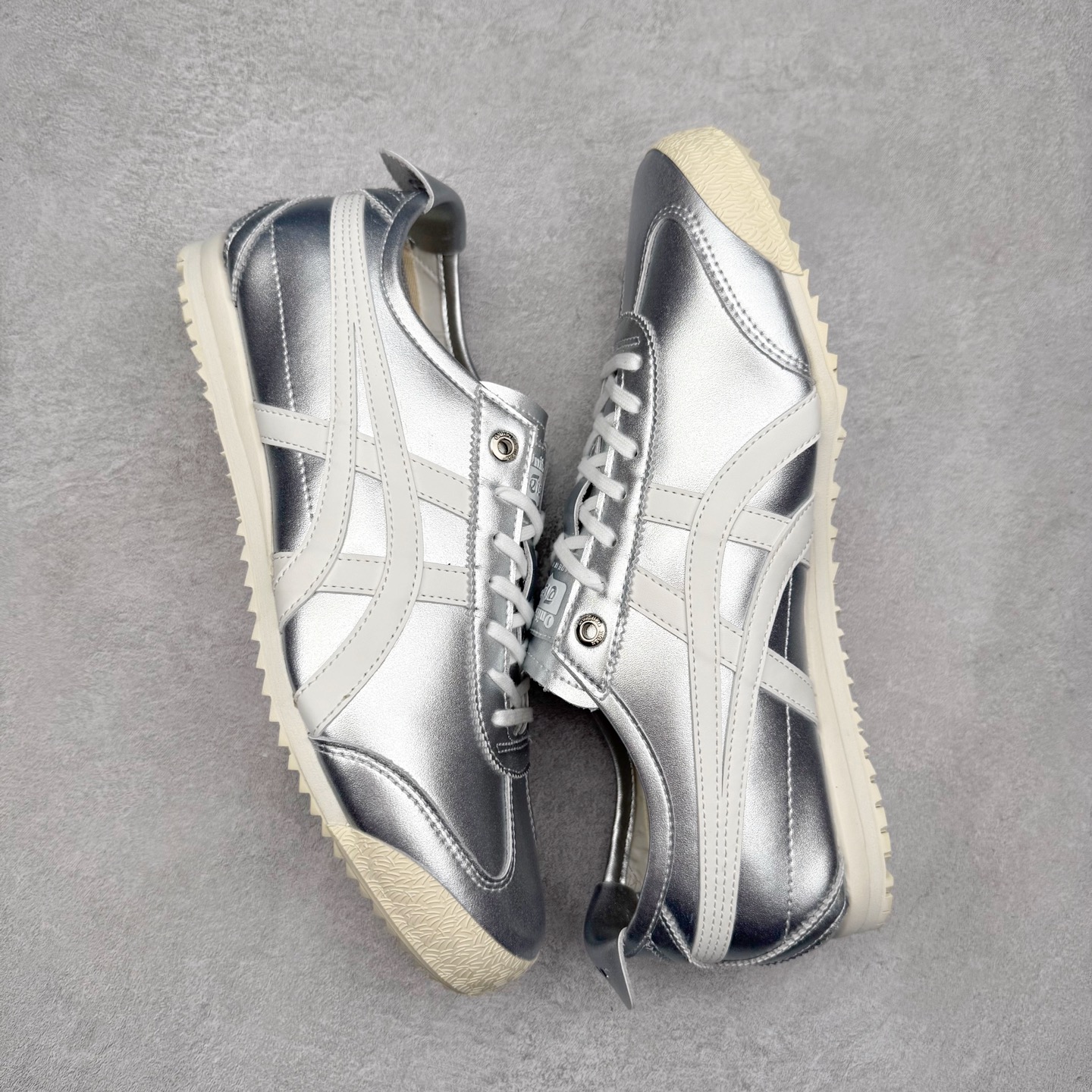 图片[3]-＃C版 Asics Onitsuka Tiger MEXICO 66 亚瑟士鬼冢虎复古经典板鞋 市场王者选手 海外订单工厂出品 长期生产补货永不断码 超成熟稳定的做工品控 原装全套纸板楦头开发 原汁原味 完美呈现版型 私模正确鞋底咬花纹路 一比一鞋头弧度高度鞋身弧度 绝不口嗨 细节品控鞋型随意秒杀市面 原档咬花纹路私模大底 一个单元有六个三角形 总体形拼接呈现花瓣状 官方四联吊牌 原装Ortholite轻量化鞋垫 原盒原配 质保卡 说明书 钢印防尘纸 纸板中底带钢印 乳胶组合鞋垫 支持全方位的对比专柜 产品从款式颜色造型上体现出追求舒适和细节的完美 鞋类更是推崇手工制作的严谨与完美 融舒适性与可穿性的设计风格 注重细节的完美和别致魅力 既保持稳重 又不失轻松的时尚感 尺码：36 37 37.5 38 39 39.5 40 40.5 41.5 42 42.5 43.5 44 45-选品中心