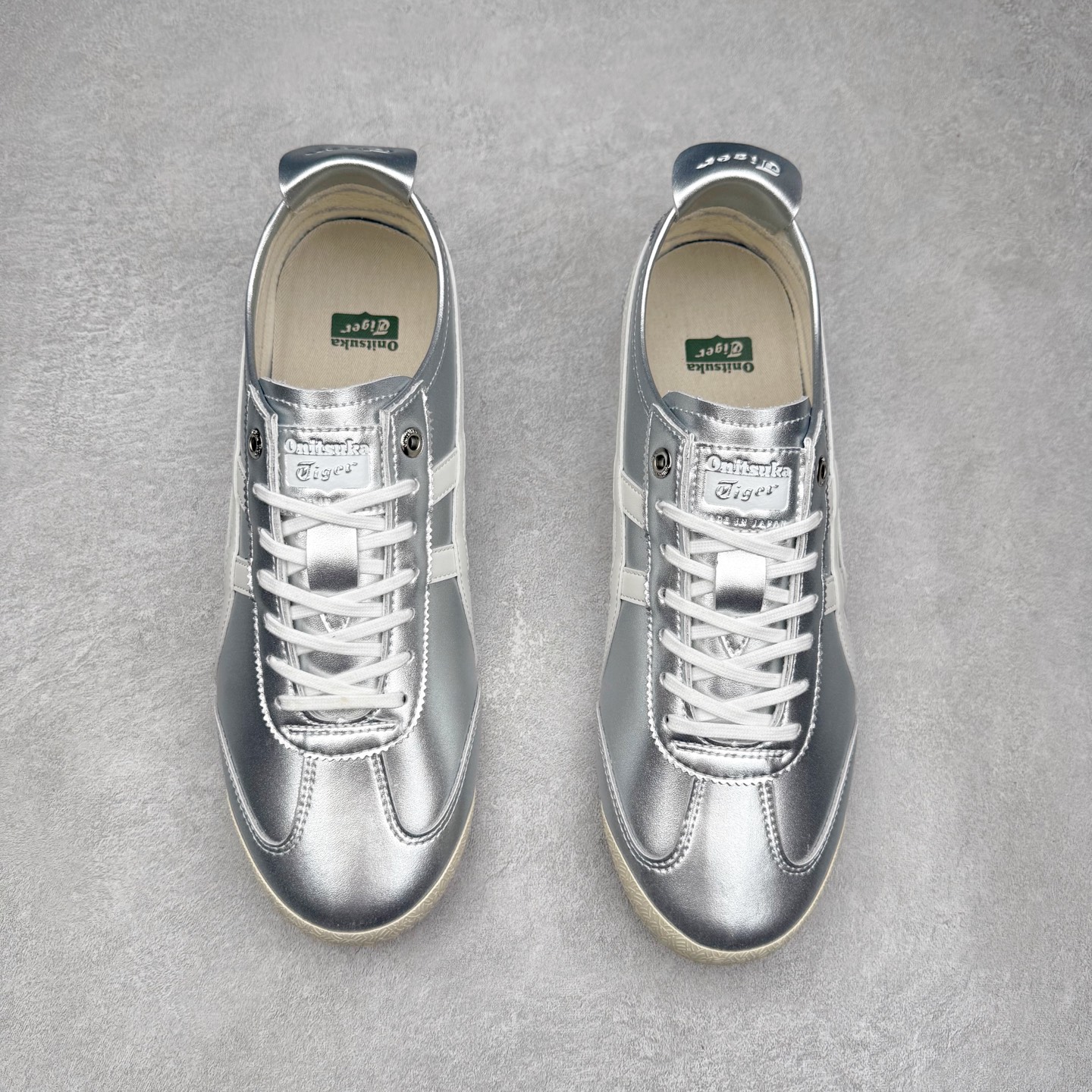 图片[2]-＃C版 Asics Onitsuka Tiger MEXICO 66 亚瑟士鬼冢虎复古经典板鞋 市场王者选手 海外订单工厂出品 长期生产补货永不断码 超成熟稳定的做工品控 原装全套纸板楦头开发 原汁原味 完美呈现版型 私模正确鞋底咬花纹路 一比一鞋头弧度高度鞋身弧度 绝不口嗨 细节品控鞋型随意秒杀市面 原档咬花纹路私模大底 一个单元有六个三角形 总体形拼接呈现花瓣状 官方四联吊牌 原装Ortholite轻量化鞋垫 原盒原配 质保卡 说明书 钢印防尘纸 纸板中底带钢印 乳胶组合鞋垫 支持全方位的对比专柜 产品从款式颜色造型上体现出追求舒适和细节的完美 鞋类更是推崇手工制作的严谨与完美 融舒适性与可穿性的设计风格 注重细节的完美和别致魅力 既保持稳重 又不失轻松的时尚感 尺码：36 37 37.5 38 39 39.5 40 40.5 41.5 42 42.5 43.5 44 45-选品中心