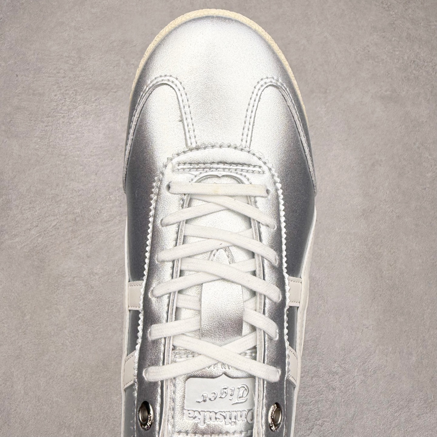 图片[4]-＃C版 Asics Onitsuka Tiger MEXICO 66 亚瑟士鬼冢虎复古经典板鞋 市场王者选手 海外订单工厂出品 长期生产补货永不断码 超成熟稳定的做工品控 原装全套纸板楦头开发 原汁原味 完美呈现版型 私模正确鞋底咬花纹路 一比一鞋头弧度高度鞋身弧度 绝不口嗨 细节品控鞋型随意秒杀市面 原档咬花纹路私模大底 一个单元有六个三角形 总体形拼接呈现花瓣状 官方四联吊牌 原装Ortholite轻量化鞋垫 原盒原配 质保卡 说明书 钢印防尘纸 纸板中底带钢印 乳胶组合鞋垫 支持全方位的对比专柜 产品从款式颜色造型上体现出追求舒适和细节的完美 鞋类更是推崇手工制作的严谨与完美 融舒适性与可穿性的设计风格 注重细节的完美和别致魅力 既保持稳重 又不失轻松的时尚感 尺码：36 37 37.5 38 39 39.5 40 40.5 41.5 42 42.5 43.5 44 45-选品中心