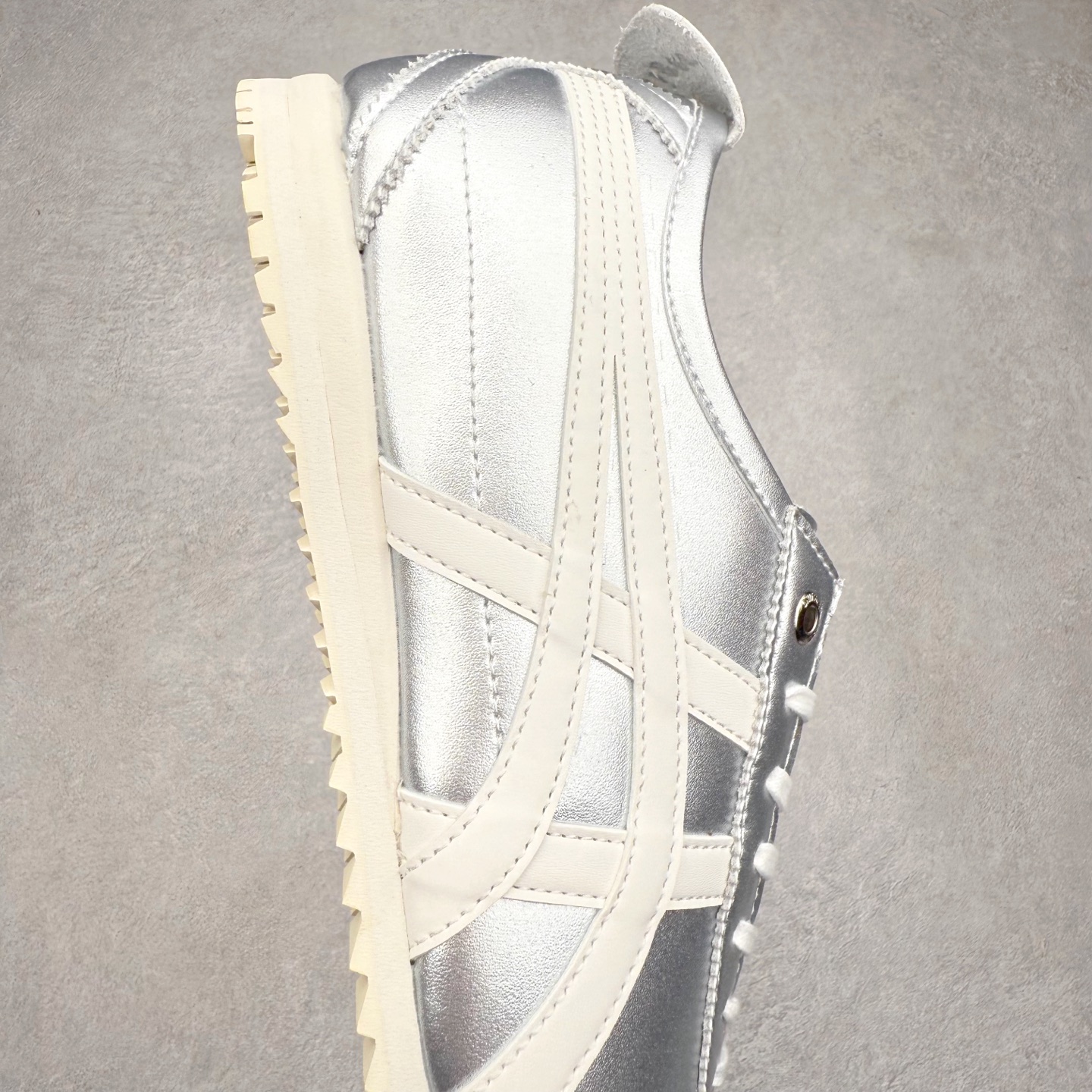 图片[6]-＃C版 Asics Onitsuka Tiger MEXICO 66 亚瑟士鬼冢虎复古经典板鞋 市场王者选手 海外订单工厂出品 长期生产补货永不断码 超成熟稳定的做工品控 原装全套纸板楦头开发 原汁原味 完美呈现版型 私模正确鞋底咬花纹路 一比一鞋头弧度高度鞋身弧度 绝不口嗨 细节品控鞋型随意秒杀市面 原档咬花纹路私模大底 一个单元有六个三角形 总体形拼接呈现花瓣状 官方四联吊牌 原装Ortholite轻量化鞋垫 原盒原配 质保卡 说明书 钢印防尘纸 纸板中底带钢印 乳胶组合鞋垫 支持全方位的对比专柜 产品从款式颜色造型上体现出追求舒适和细节的完美 鞋类更是推崇手工制作的严谨与完美 融舒适性与可穿性的设计风格 注重细节的完美和别致魅力 既保持稳重 又不失轻松的时尚感 尺码：36 37 37.5 38 39 39.5 40 40.5 41.5 42 42.5 43.5 44 45-选品中心