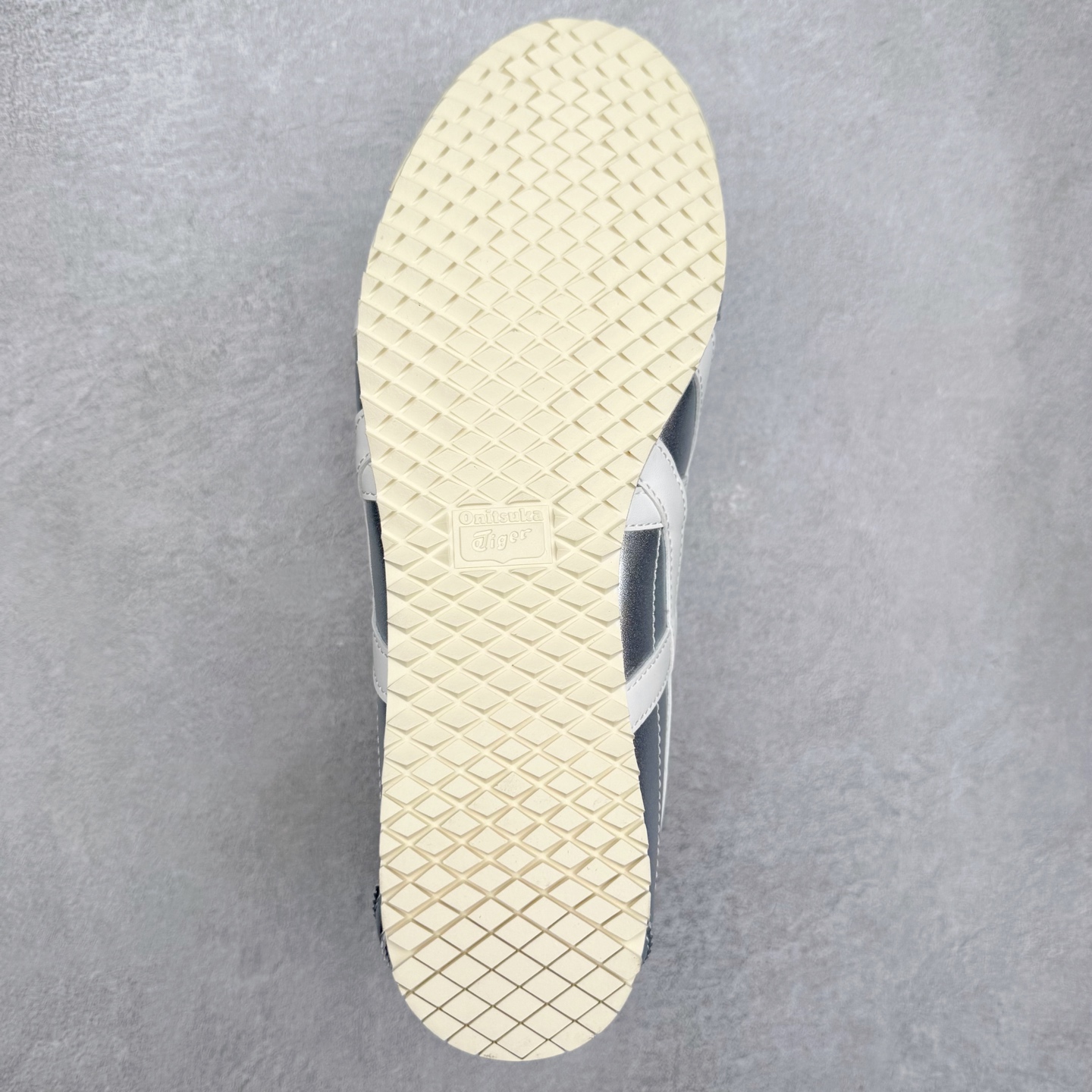 图片[9]-＃C版 Asics Onitsuka Tiger MEXICO 66 亚瑟士鬼冢虎复古经典板鞋 市场王者选手 海外订单工厂出品 长期生产补货永不断码 超成熟稳定的做工品控 原装全套纸板楦头开发 原汁原味 完美呈现版型 私模正确鞋底咬花纹路 一比一鞋头弧度高度鞋身弧度 绝不口嗨 细节品控鞋型随意秒杀市面 原档咬花纹路私模大底 一个单元有六个三角形 总体形拼接呈现花瓣状 官方四联吊牌 原装Ortholite轻量化鞋垫 原盒原配 质保卡 说明书 钢印防尘纸 纸板中底带钢印 乳胶组合鞋垫 支持全方位的对比专柜 产品从款式颜色造型上体现出追求舒适和细节的完美 鞋类更是推崇手工制作的严谨与完美 融舒适性与可穿性的设计风格 注重细节的完美和别致魅力 既保持稳重 又不失轻松的时尚感 尺码：36 37 37.5 38 39 39.5 40 40.5 41.5 42 42.5 43.5 44 45-选品中心