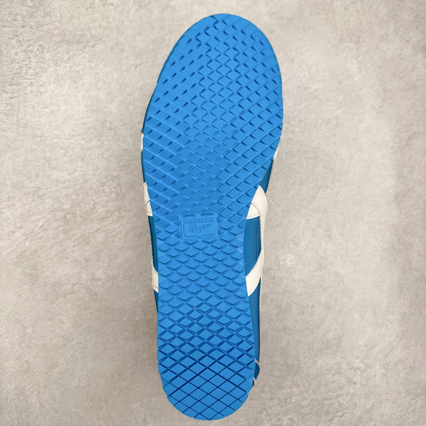 图片[9]-＃C版 Asics Onitsuka Tiger MEXICO 66 亚瑟士鬼冢虎复古经典板鞋 市场王者选手 海外订单工厂出品 长期生产补货永不断码 超成熟稳定的做工品控 原装全套纸板楦头开发 原汁原味 完美呈现版型 私模正确鞋底咬花纹路 一比一鞋头弧度高度鞋身弧度 绝不口嗨 细节品控鞋型随意秒杀市面 原档咬花纹路私模大底 一个单元有六个三角形 总体形拼接呈现花瓣状 官方四联吊牌 原装Ortholite轻量化鞋垫 原盒原配 质保卡 说明书 钢印防尘纸 纸板中底带钢印 乳胶组合鞋垫 支持全方位的对比专柜 产品从款式颜色造型上体现出追求舒适和细节的完美 鞋类更是推崇手工制作的严谨与完美 融舒适性与可穿性的设计风格 注重细节的完美和别致魅力 既保持稳重 又不失轻松的时尚感 尺码：36 37 37.5 38 39 39.5 40 40.5 41.5 42 42.5 43.5 44 45-选品中心