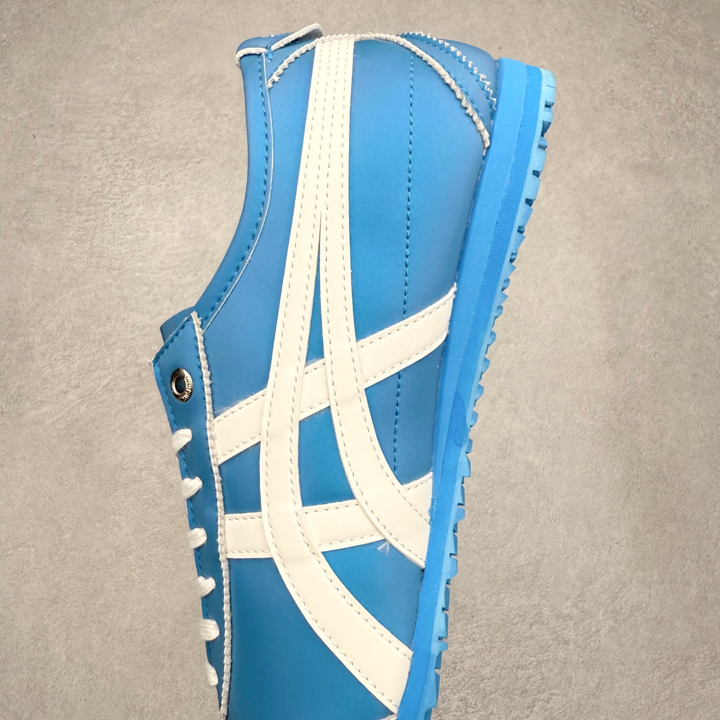 图片[7]-＃C版 Asics Onitsuka Tiger MEXICO 66 亚瑟士鬼冢虎复古经典板鞋 市场王者选手 海外订单工厂出品 长期生产补货永不断码 超成熟稳定的做工品控 原装全套纸板楦头开发 原汁原味 完美呈现版型 私模正确鞋底咬花纹路 一比一鞋头弧度高度鞋身弧度 绝不口嗨 细节品控鞋型随意秒杀市面 原档咬花纹路私模大底 一个单元有六个三角形 总体形拼接呈现花瓣状 官方四联吊牌 原装Ortholite轻量化鞋垫 原盒原配 质保卡 说明书 钢印防尘纸 纸板中底带钢印 乳胶组合鞋垫 支持全方位的对比专柜 产品从款式颜色造型上体现出追求舒适和细节的完美 鞋类更是推崇手工制作的严谨与完美 融舒适性与可穿性的设计风格 注重细节的完美和别致魅力 既保持稳重 又不失轻松的时尚感 尺码：36 37 37.5 38 39 39.5 40 40.5 41.5 42 42.5 43.5 44 45-选品中心