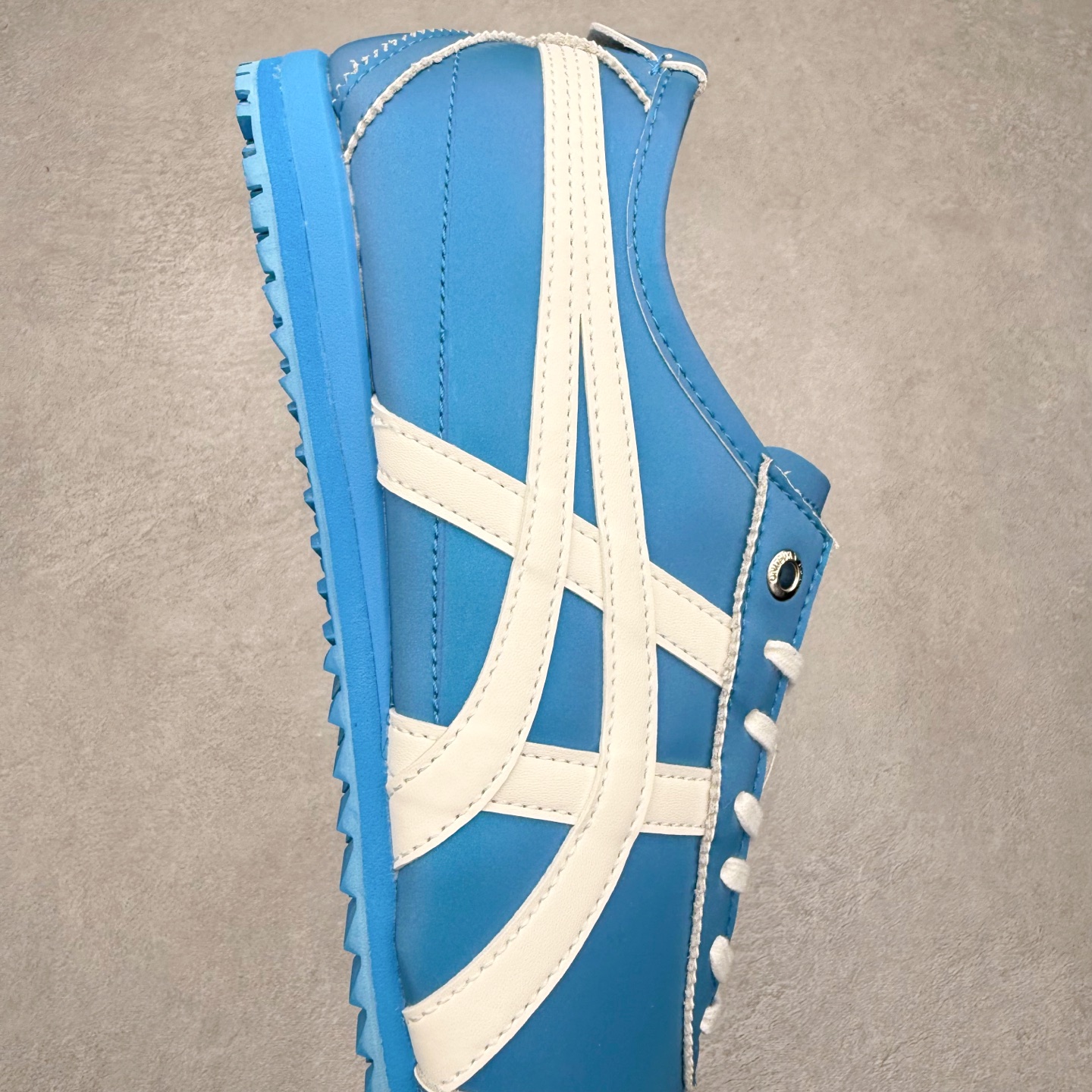 图片[6]-＃C版 Asics Onitsuka Tiger MEXICO 66 亚瑟士鬼冢虎复古经典板鞋 市场王者选手 海外订单工厂出品 长期生产补货永不断码 超成熟稳定的做工品控 原装全套纸板楦头开发 原汁原味 完美呈现版型 私模正确鞋底咬花纹路 一比一鞋头弧度高度鞋身弧度 绝不口嗨 细节品控鞋型随意秒杀市面 原档咬花纹路私模大底 一个单元有六个三角形 总体形拼接呈现花瓣状 官方四联吊牌 原装Ortholite轻量化鞋垫 原盒原配 质保卡 说明书 钢印防尘纸 纸板中底带钢印 乳胶组合鞋垫 支持全方位的对比专柜 产品从款式颜色造型上体现出追求舒适和细节的完美 鞋类更是推崇手工制作的严谨与完美 融舒适性与可穿性的设计风格 注重细节的完美和别致魅力 既保持稳重 又不失轻松的时尚感 尺码：36 37 37.5 38 39 39.5 40 40.5 41.5 42 42.5 43.5 44 45-选品中心