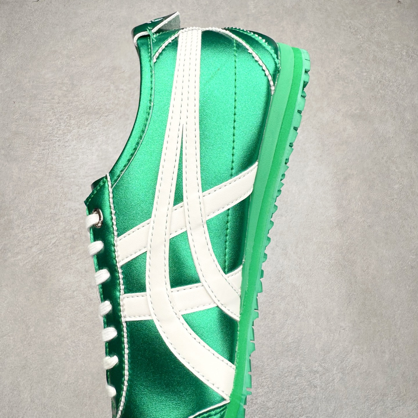 图片[7]-＃C版 Asics Onitsuka Tiger MEXICO 66 亚瑟士鬼冢虎复古经典板鞋 市场王者选手 海外订单工厂出品 长期生产补货永不断码 超成熟稳定的做工品控 原装全套纸板楦头开发 原汁原味 完美呈现版型 私模正确鞋底咬花纹路 一比一鞋头弧度高度鞋身弧度 绝不口嗨 细节品控鞋型随意秒杀市面 原档咬花纹路私模大底 一个单元有六个三角形 总体形拼接呈现花瓣状 官方四联吊牌 原装Ortholite轻量化鞋垫 原盒原配 质保卡 说明书 钢印防尘纸 纸板中底带钢印 乳胶组合鞋垫 支持全方位的对比专柜 产品从款式颜色造型上体现出追求舒适和细节的完美 鞋类更是推崇手工制作的严谨与完美 融舒适性与可穿性的设计风格 注重细节的完美和别致魅力 既保持稳重 又不失轻松的时尚感 尺码：36 37 37.5 38 39 39.5 40 40.5 41.5 42 42.5 43.5 44 45-选品中心